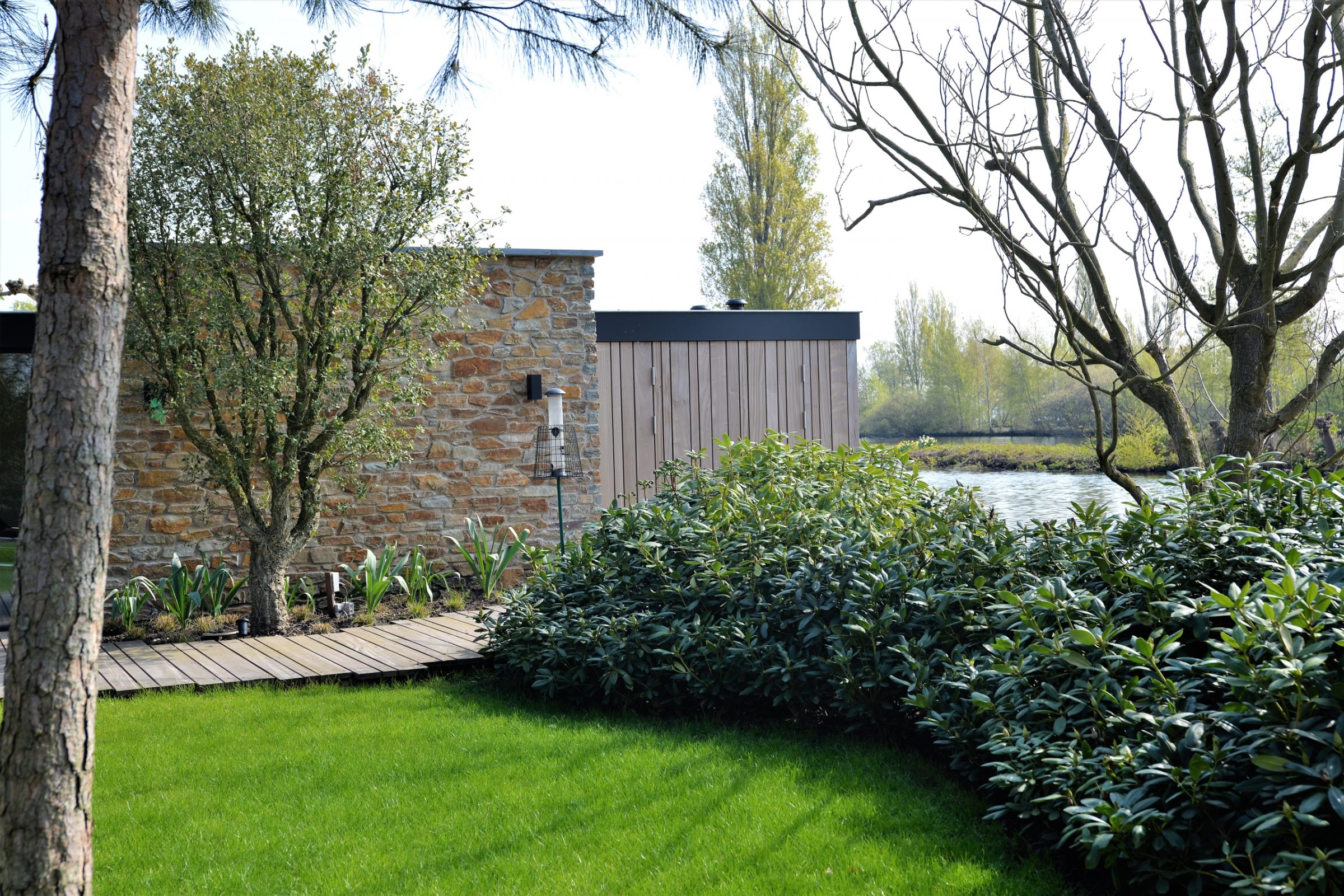 Natuurstenen muur in de tuin.
