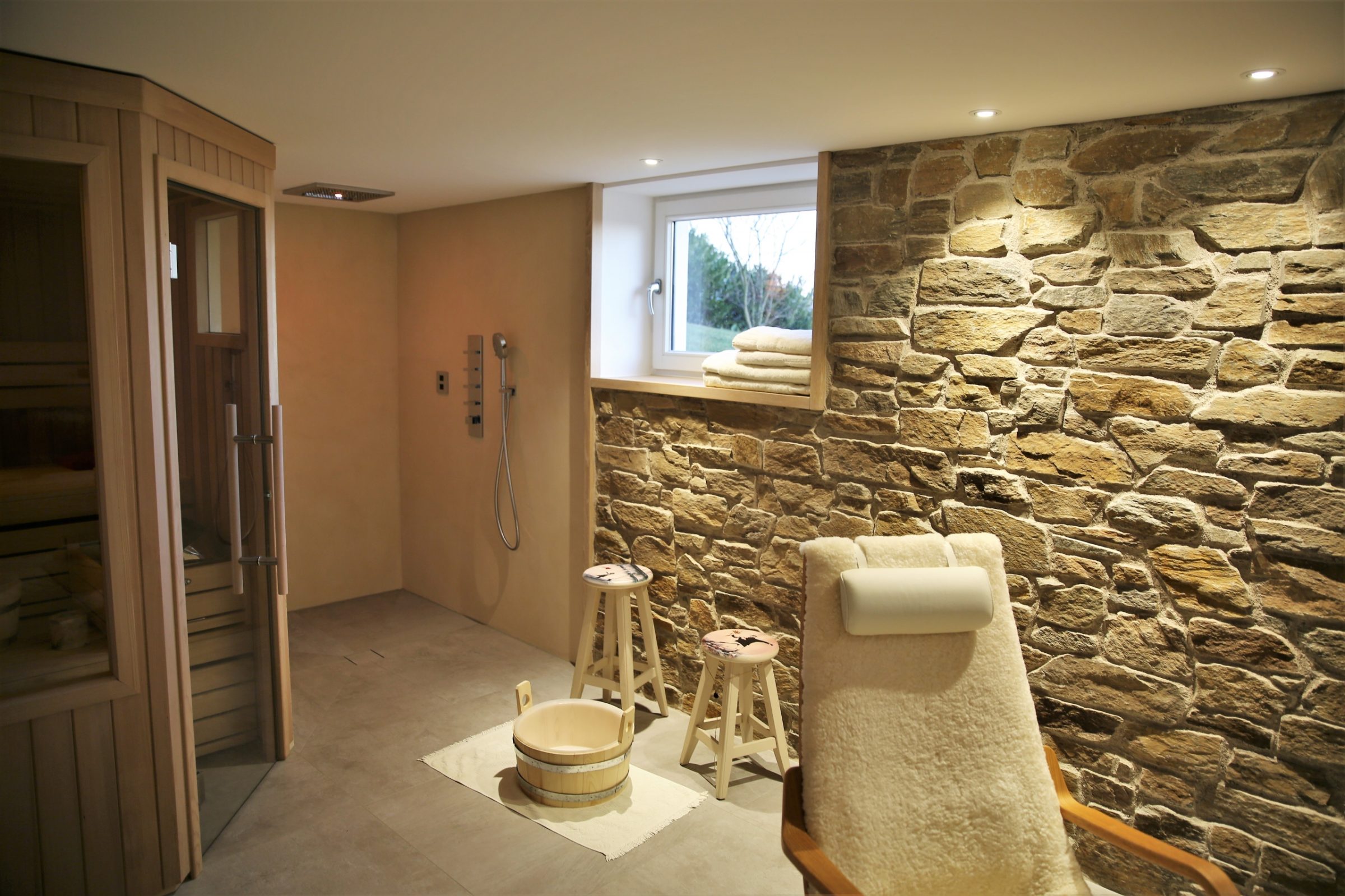 Natuurstenen muur - sauna.