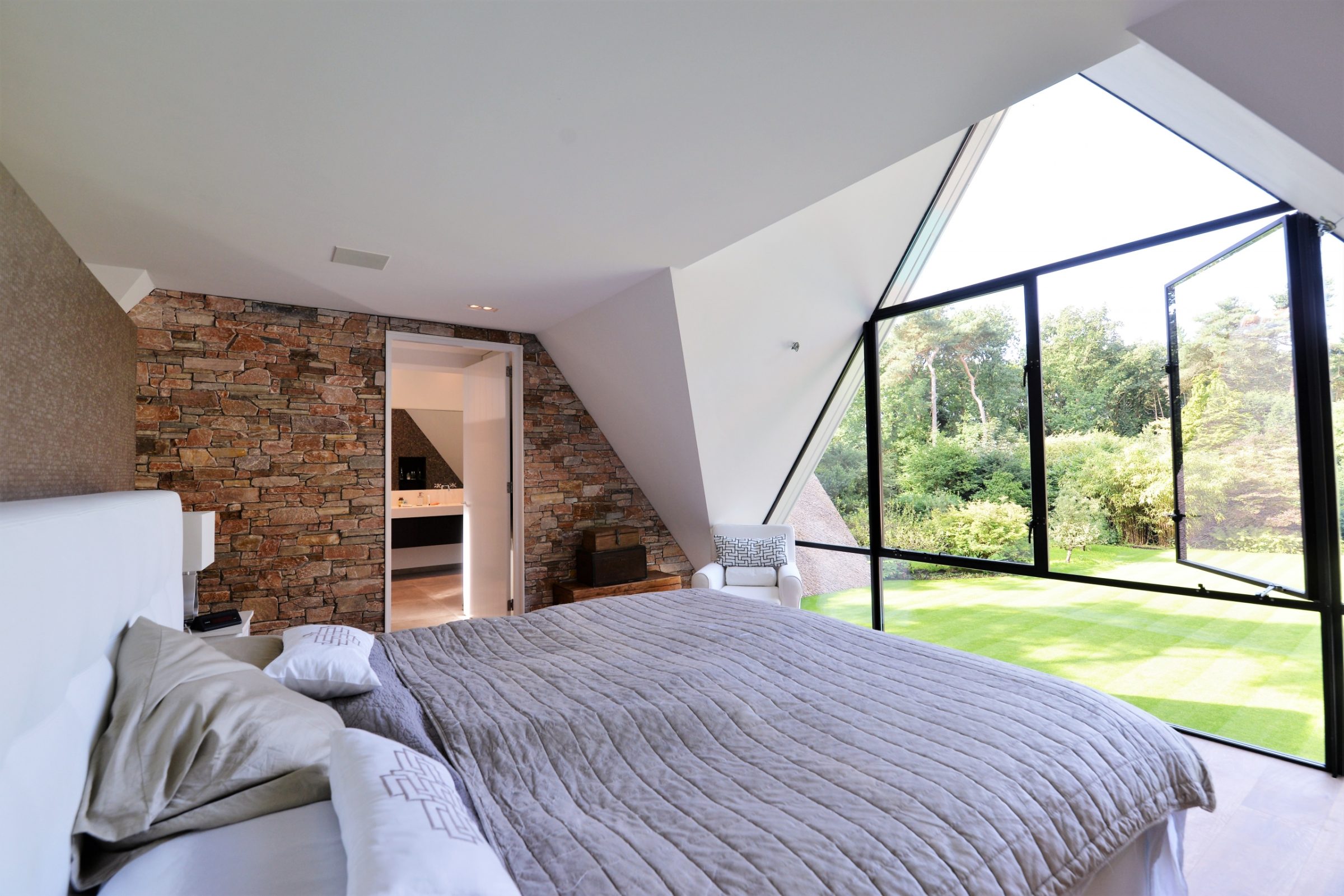 Natuurstenen muur slaapkamer.