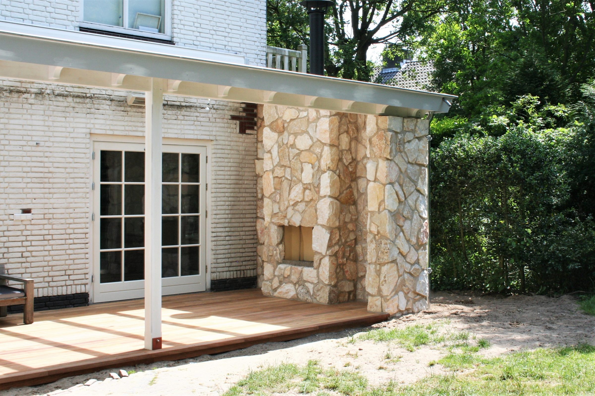 Natuurstenen muur veranda.