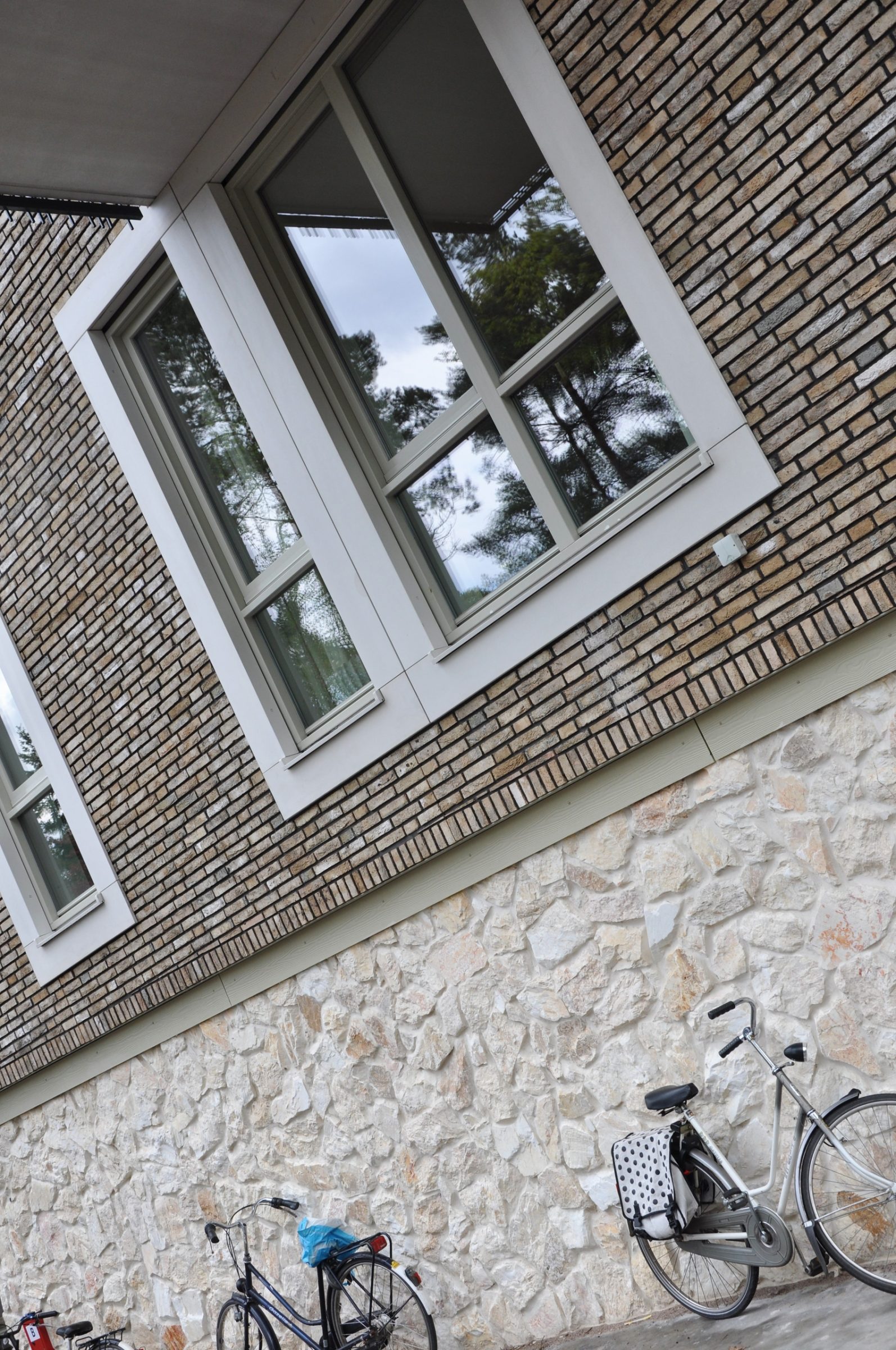 Natuurstenen plint appartementen.