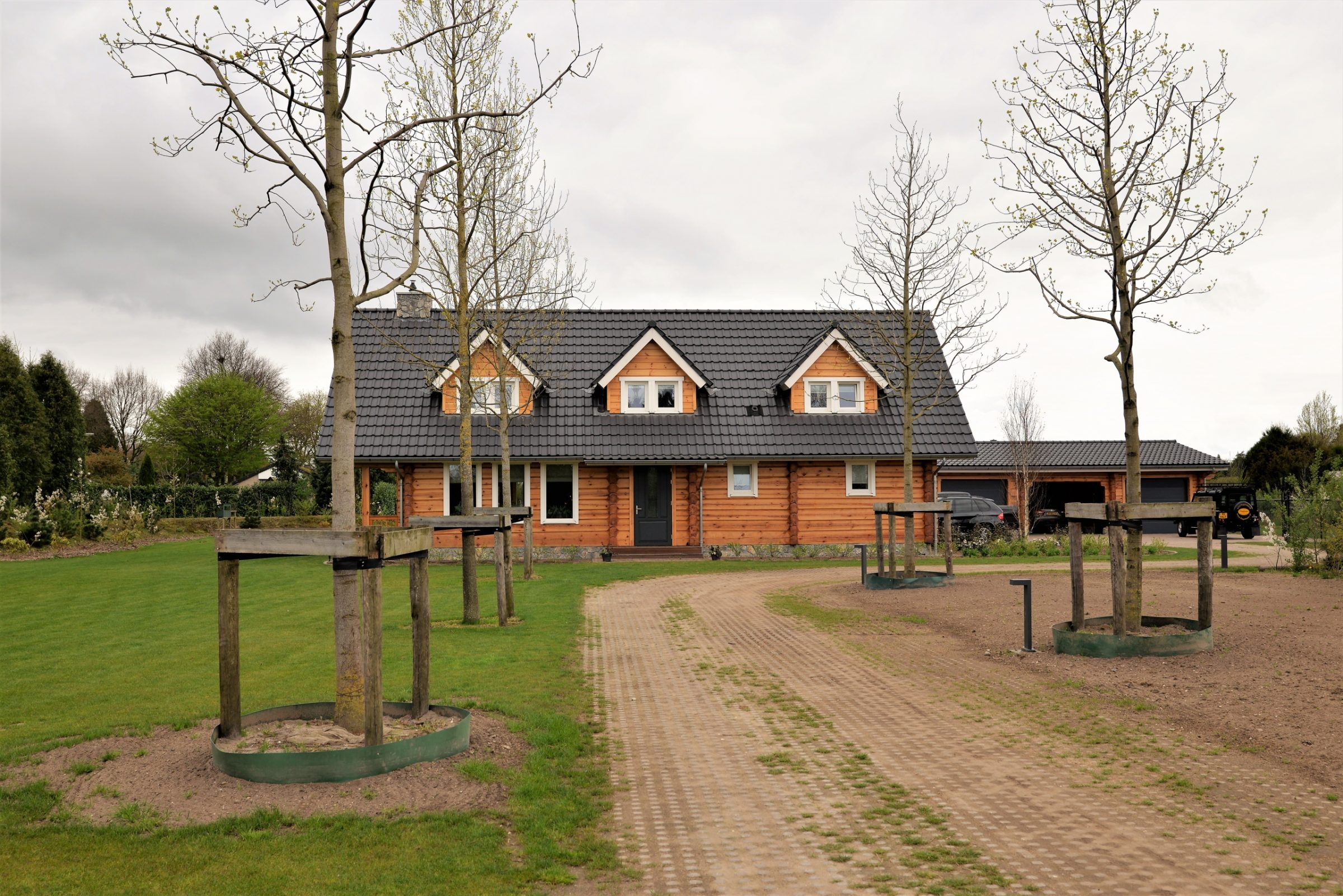 Houten woning met Natuurstenen plint