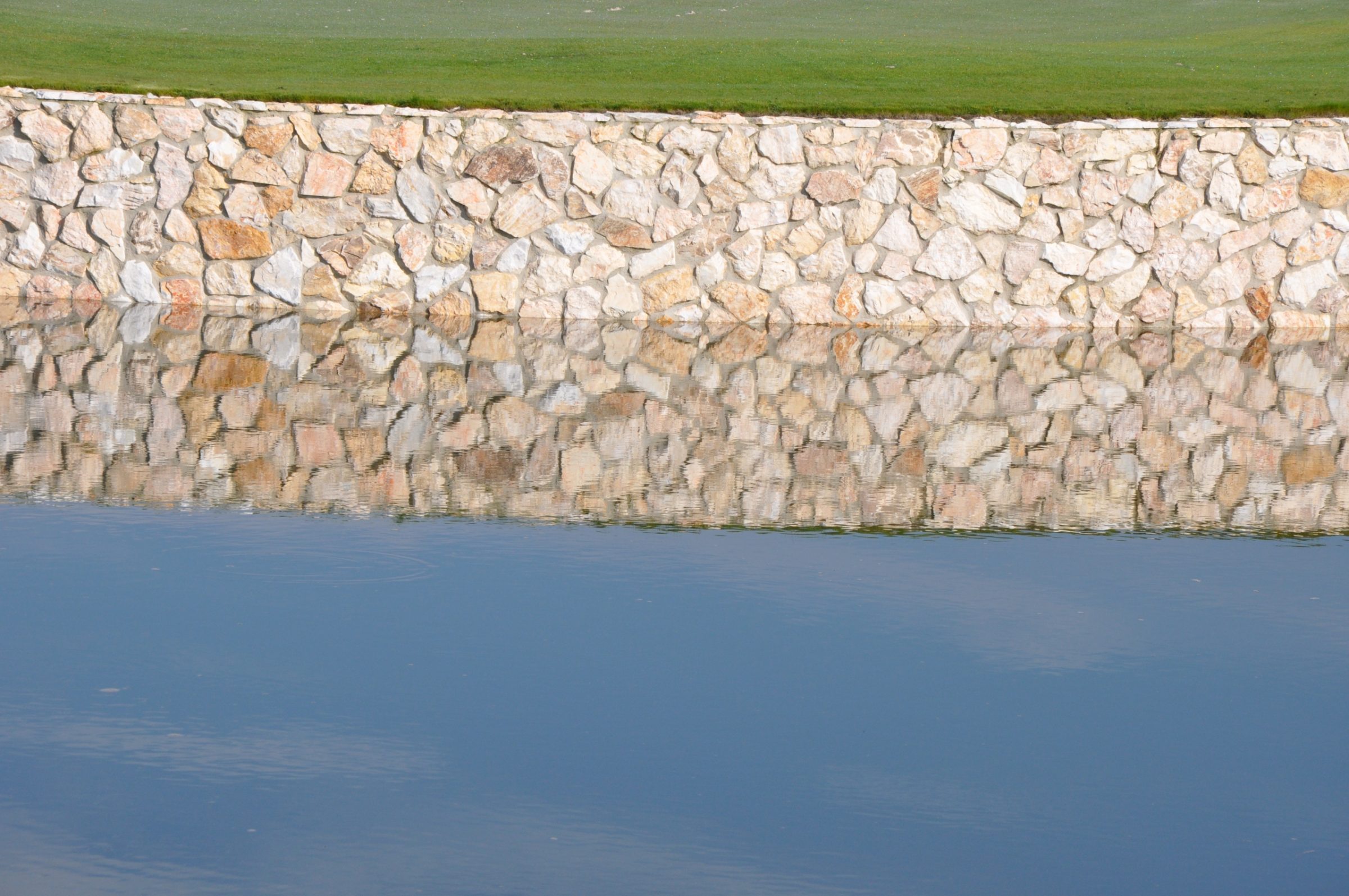 Natuurstenen bij de golfbaan