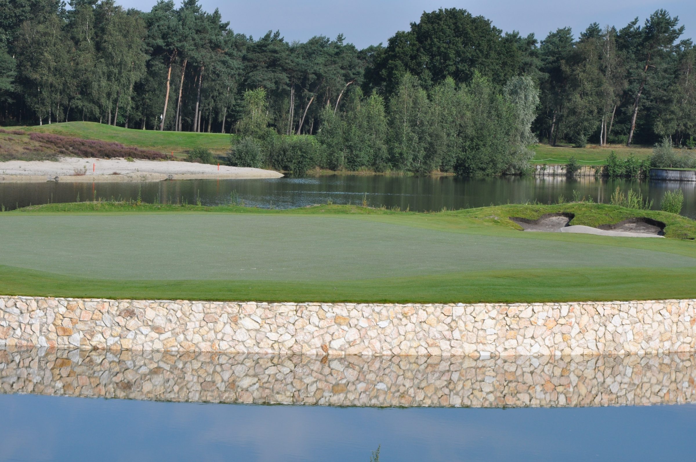 Natuurstenen bij de golfbaan