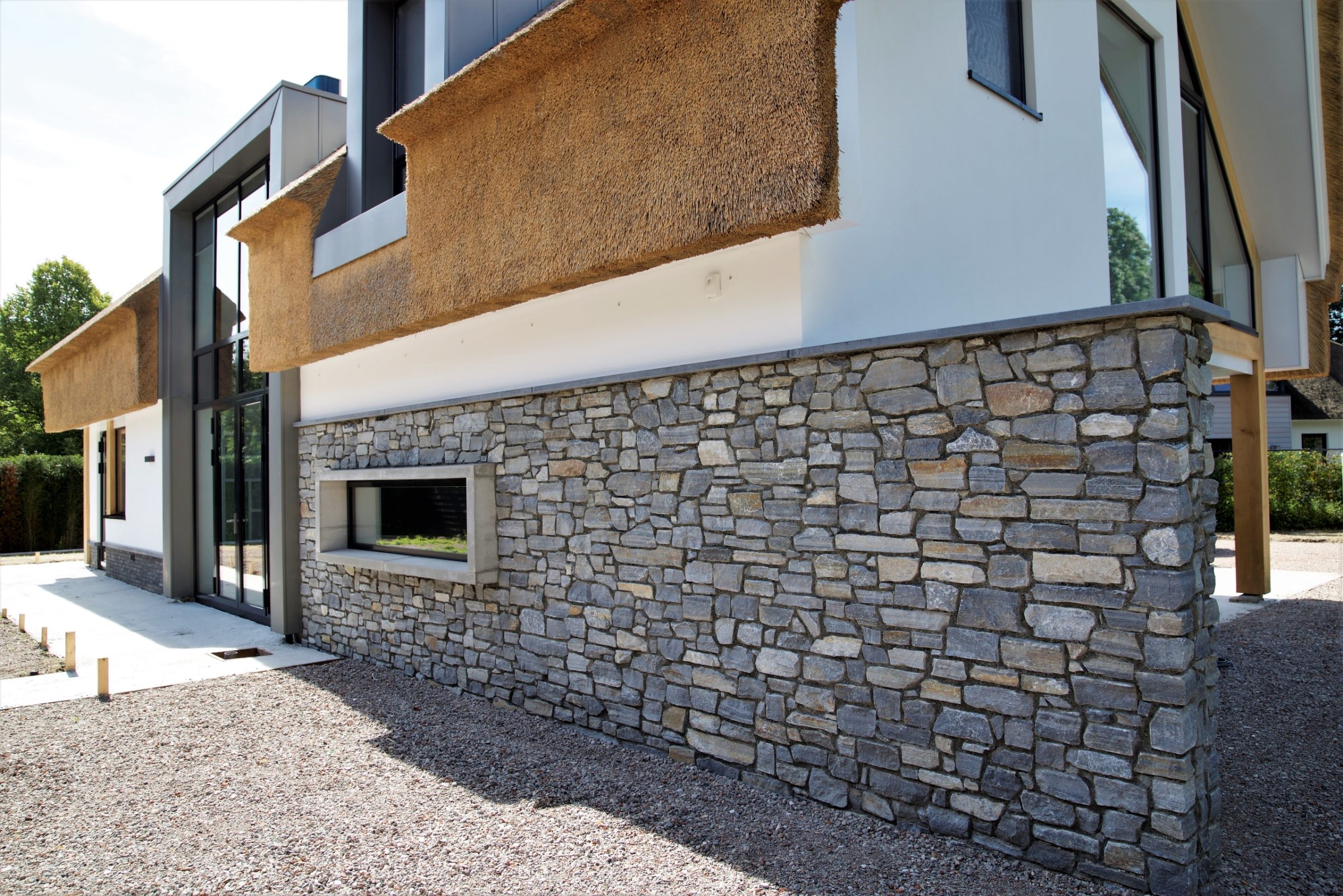 Natuurstenen wand huis.