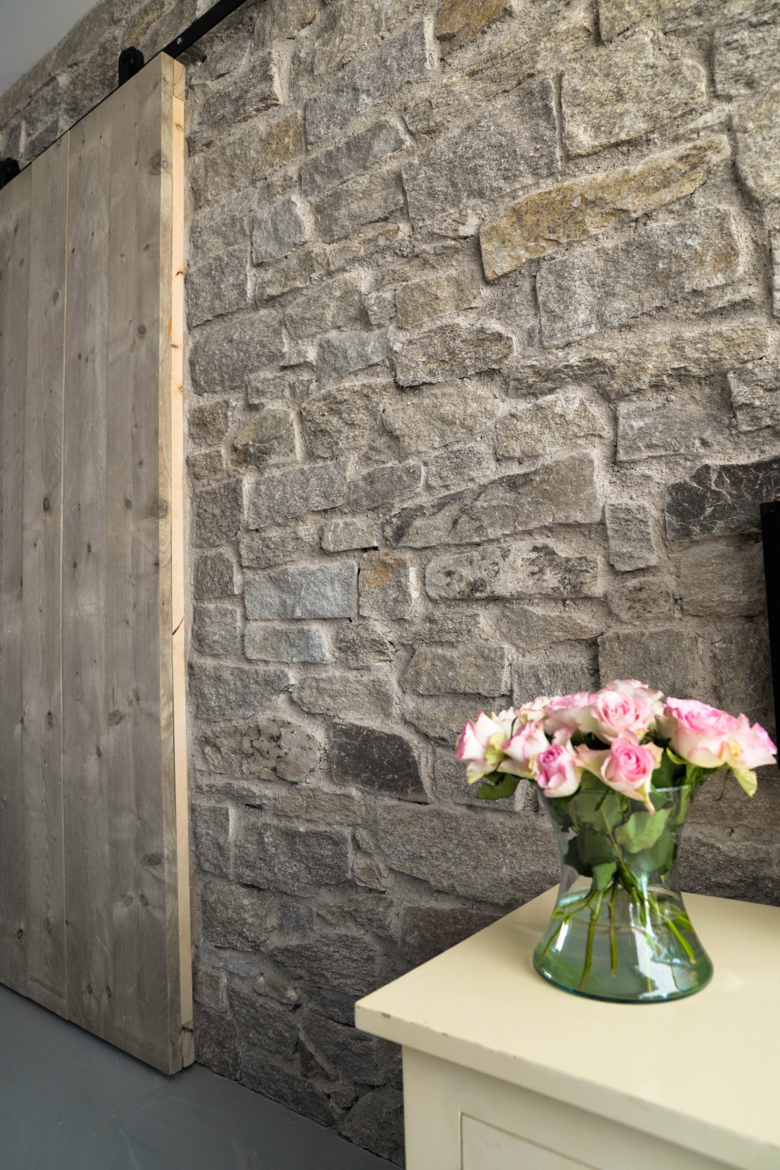 Natuurstenen wand rocks in de woonkamer.