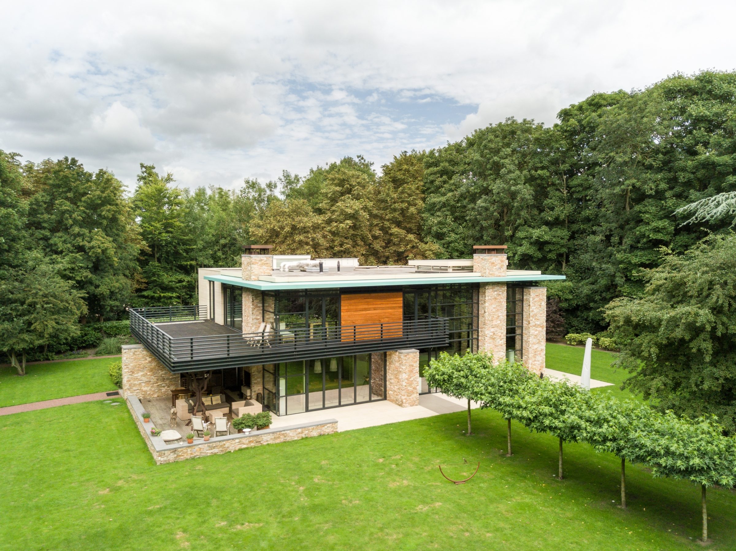 Natuurstenen wanden luxe woning.