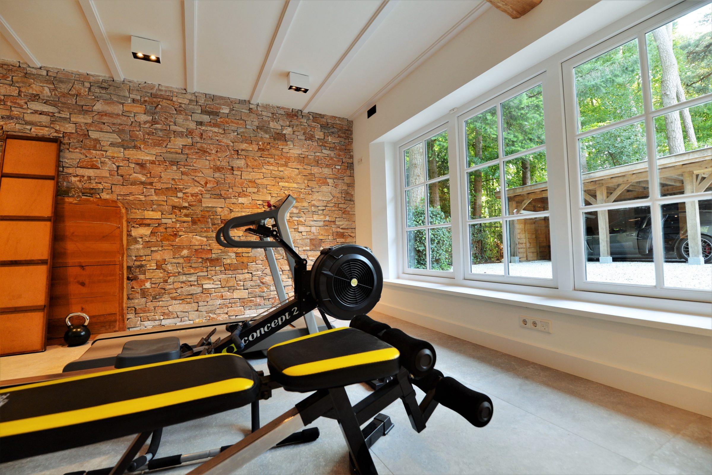 Natuurstenen wanden sportruimte.