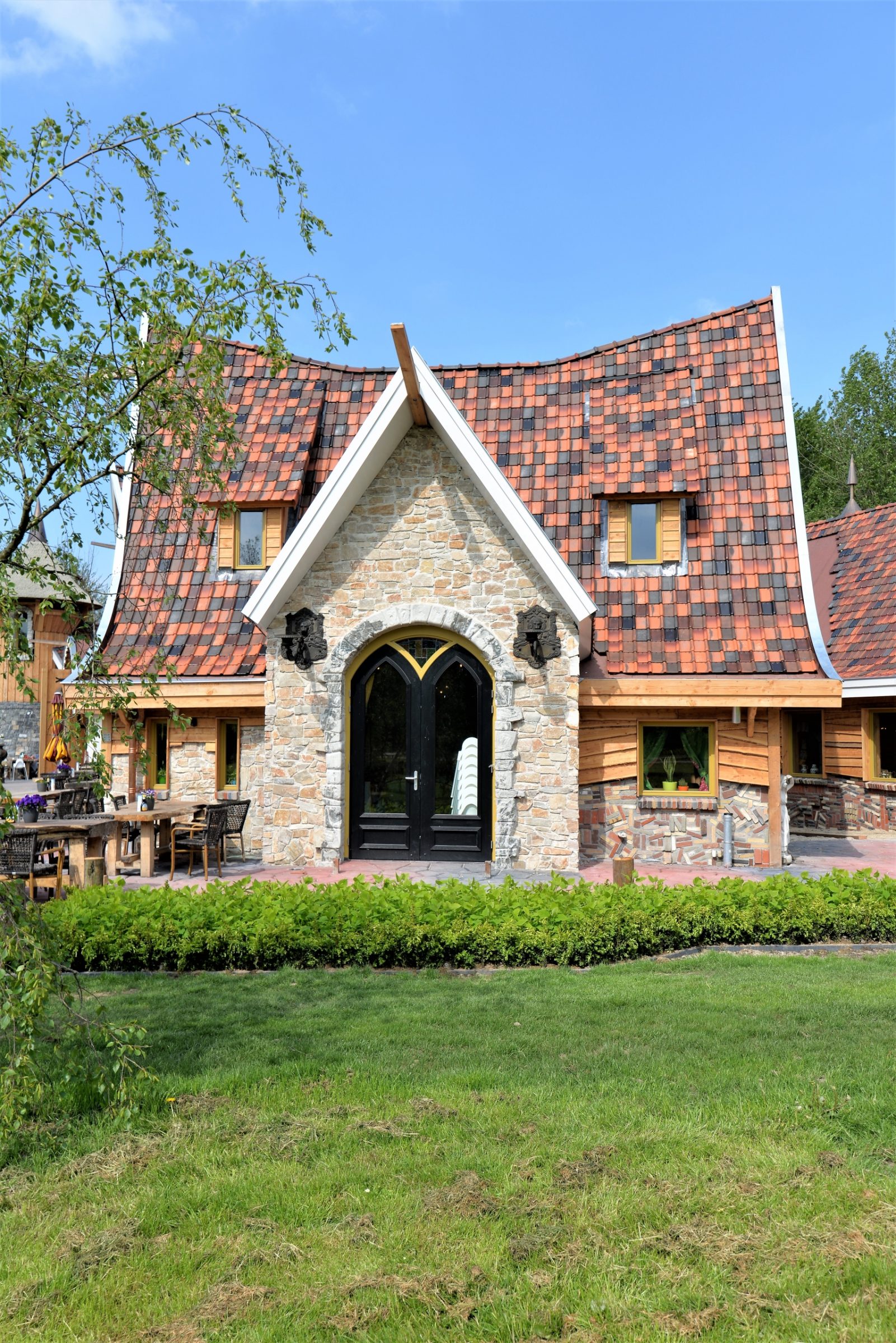 Natuurstenen wanden sprookjesrestaurant.