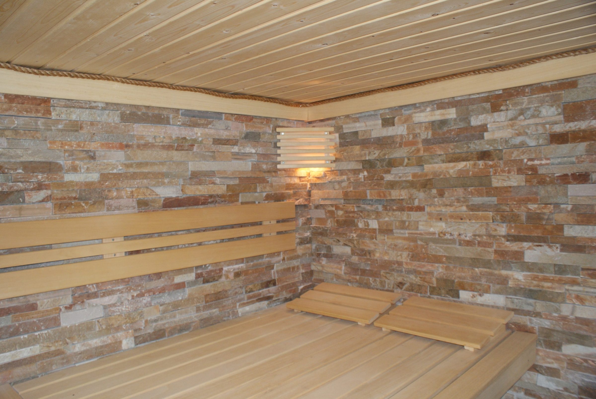 Sierstrips Oranje Kwartsiet. Verwerkt als wandbekleding in een privé sauna. Natuursteenstrips voor Wellness