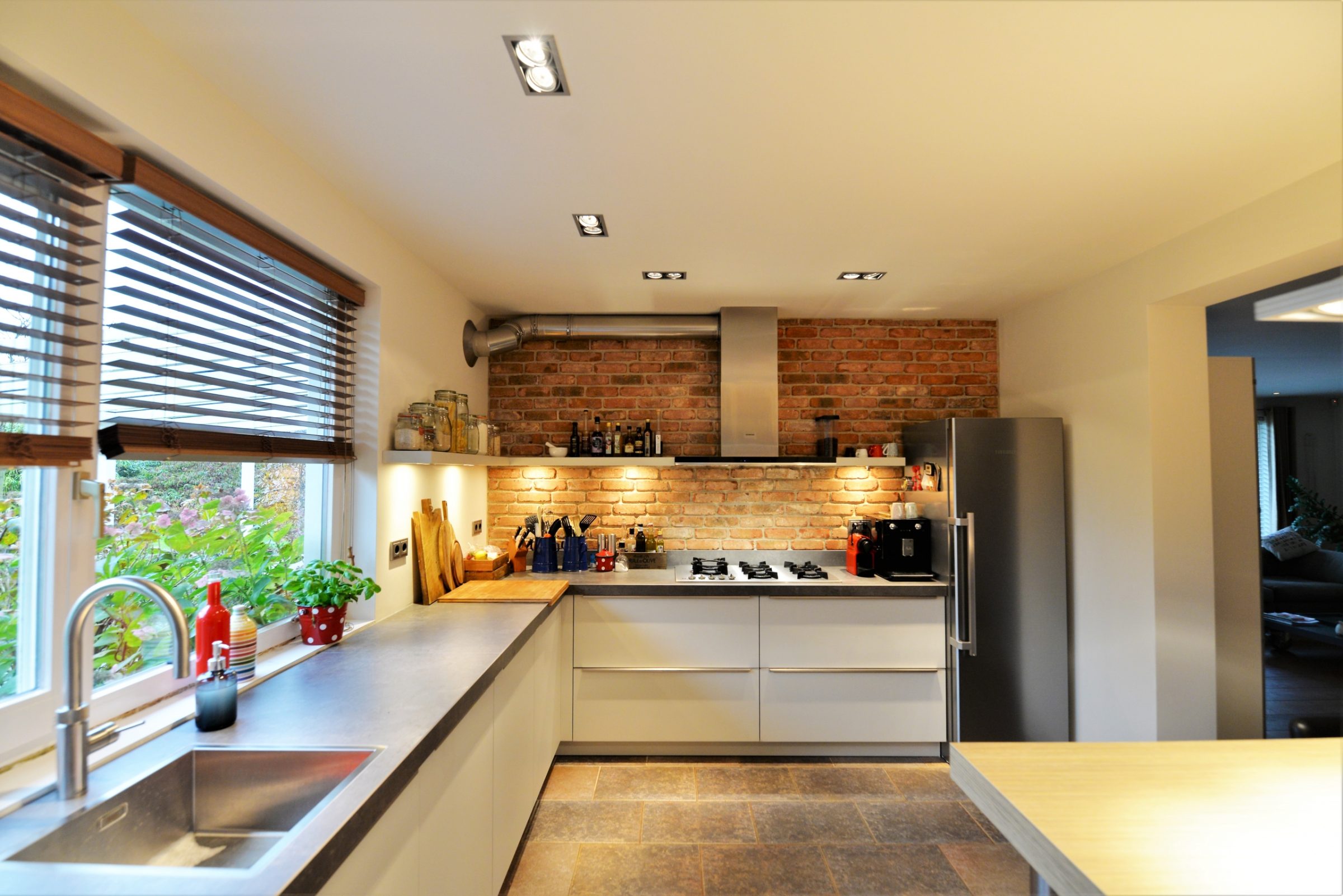 Oude muur met bakstenen in de keuken.