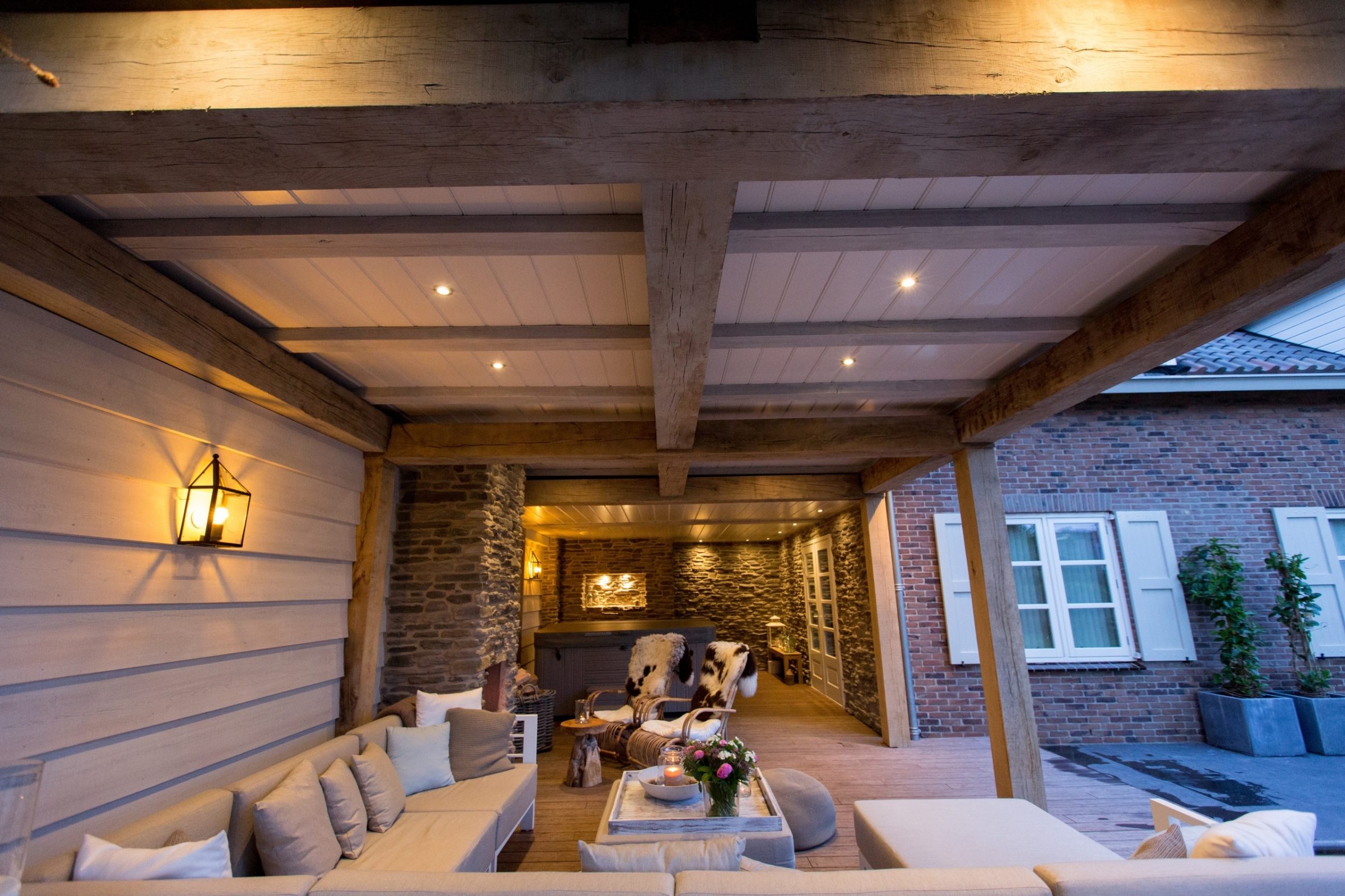 Veranda en buitenhaard met Steenstrips.