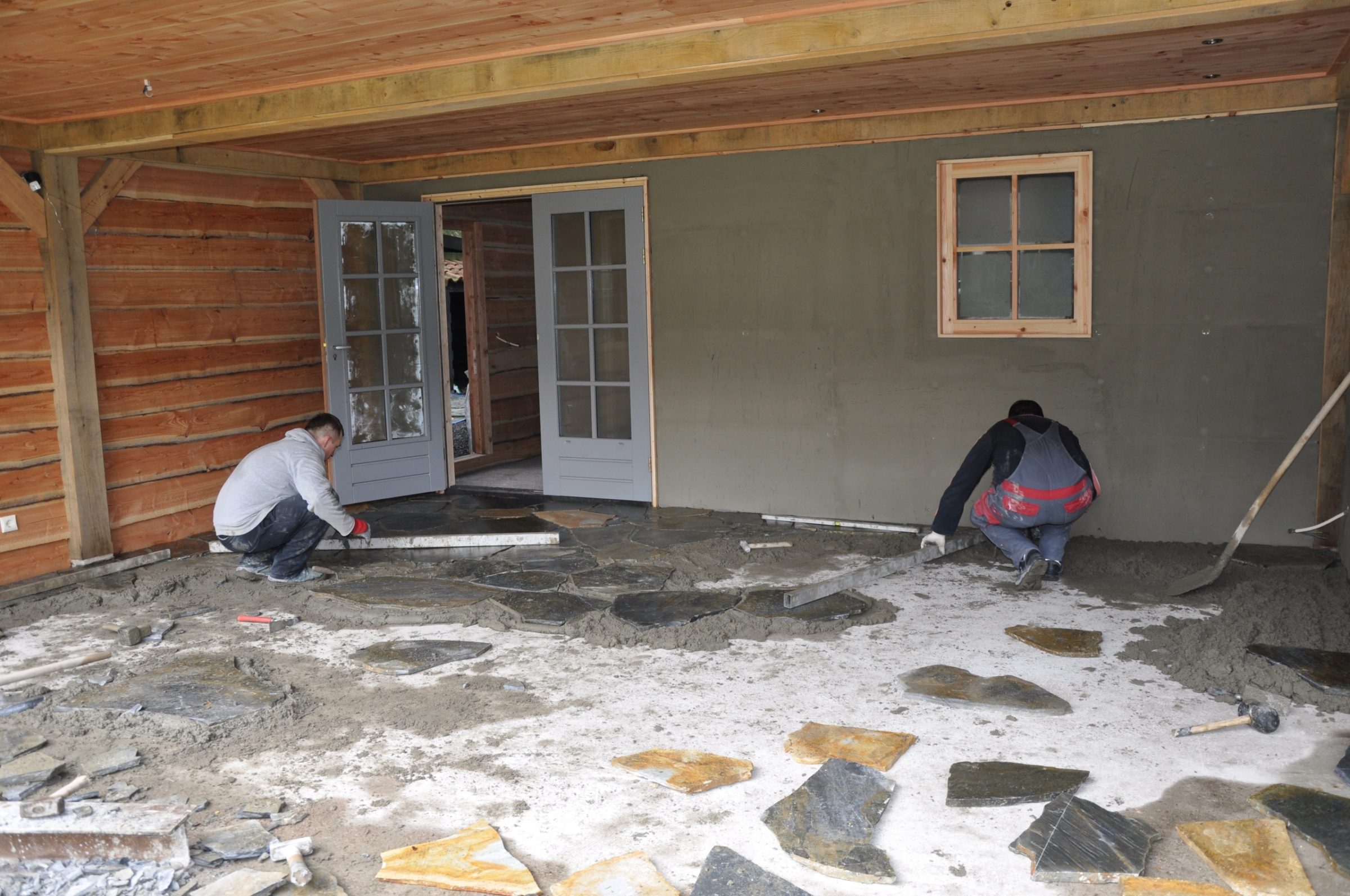 Flagstones geëgaliseerd leggen