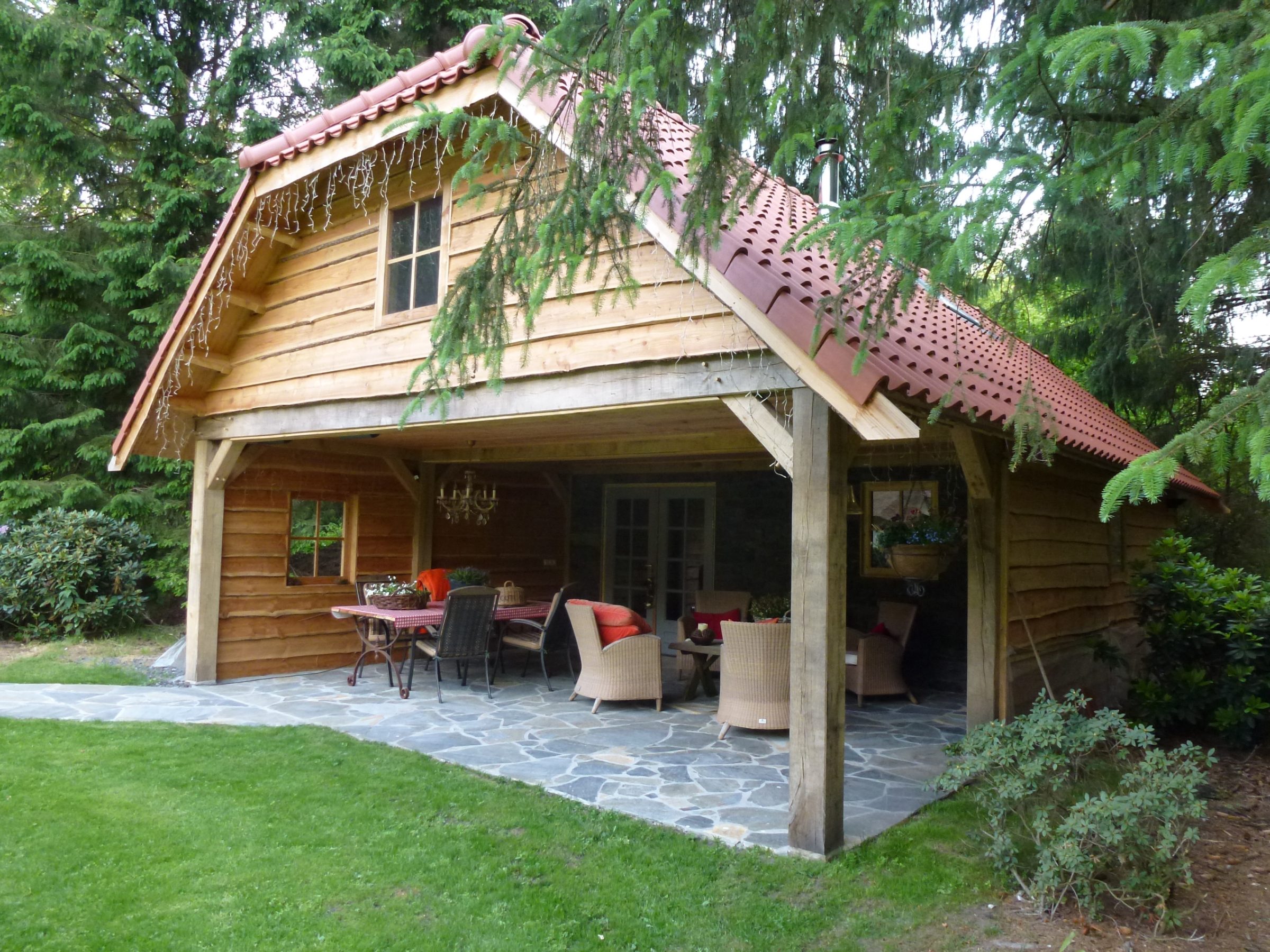Stijlvol en natuurlijk terras met Flagstones en Steenstrips