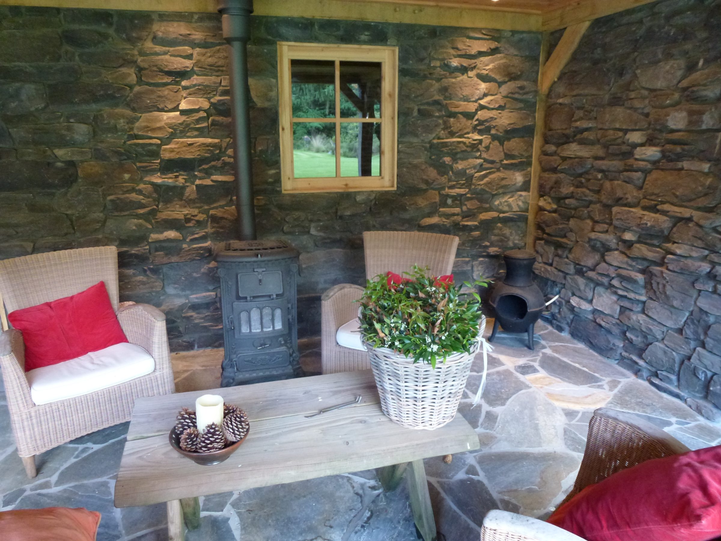 Natuursteen op de wand en terras