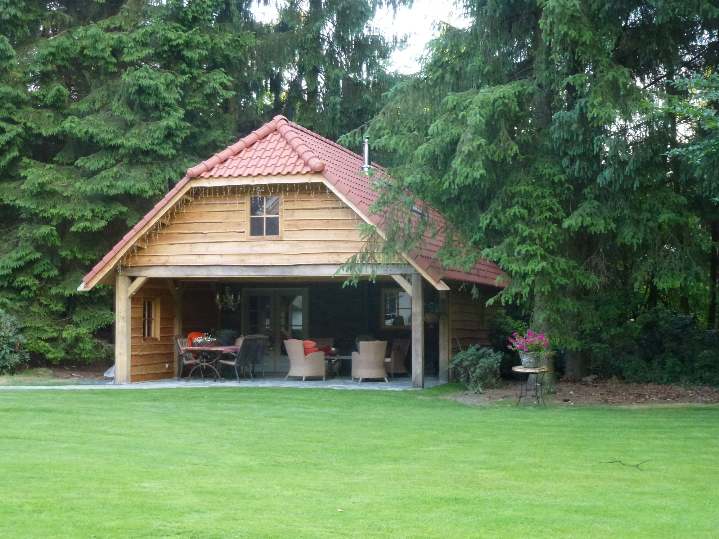 Natuurlijke aankleding tuinhuis met Natuursteen