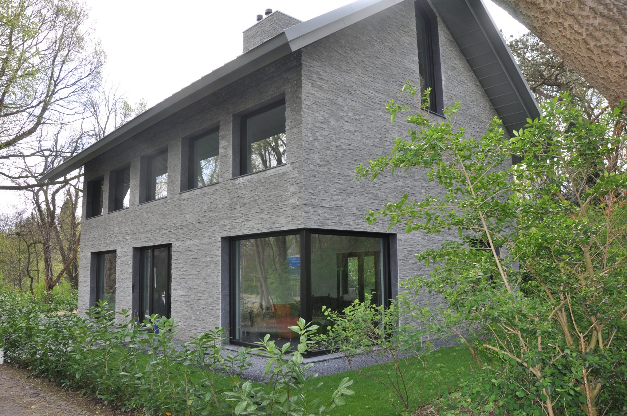Wandbekleding duurzaam huis met steenstrips.