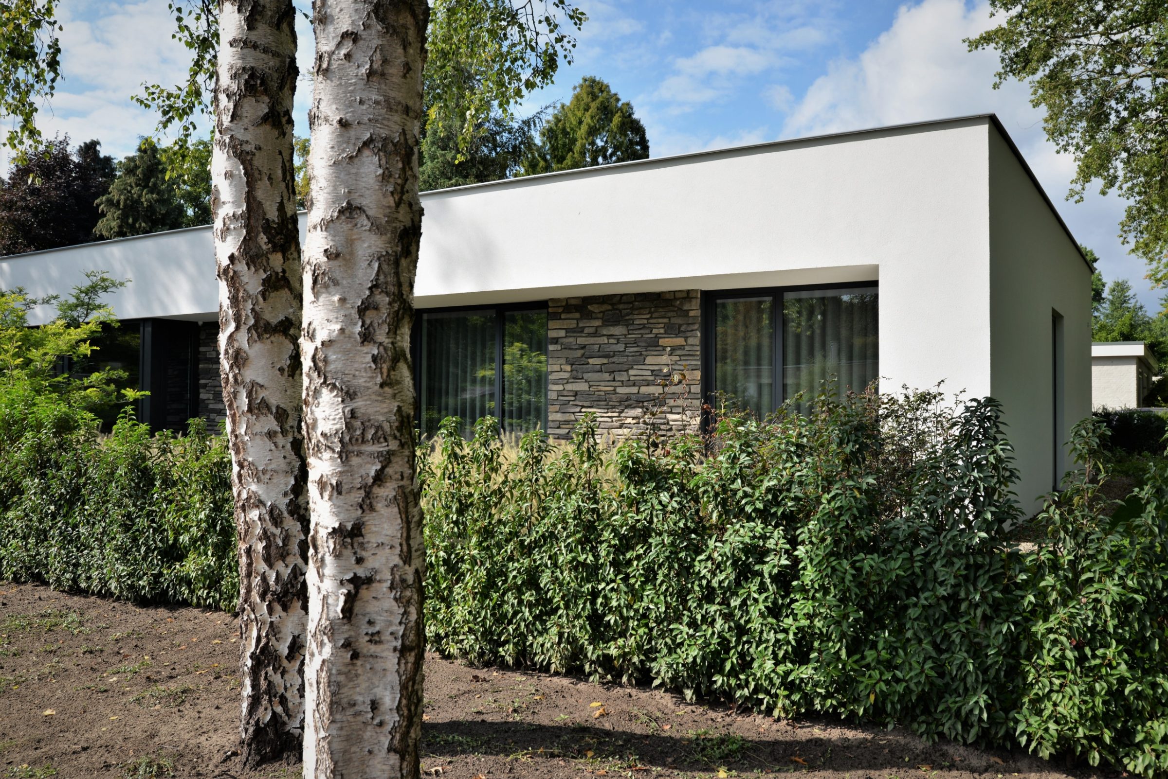 Steenstrips op kubistische woning