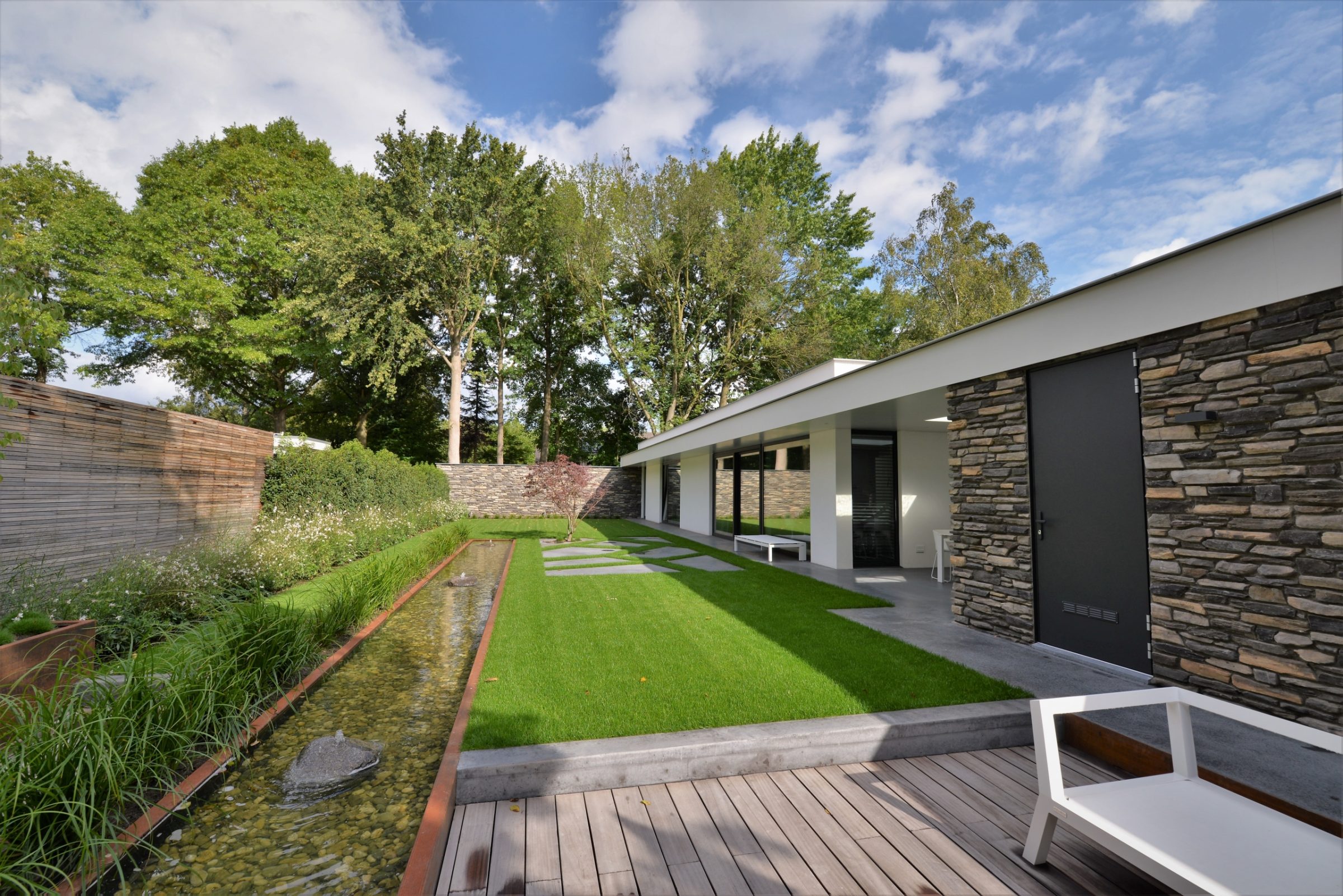 Strak huis met Steenstrips