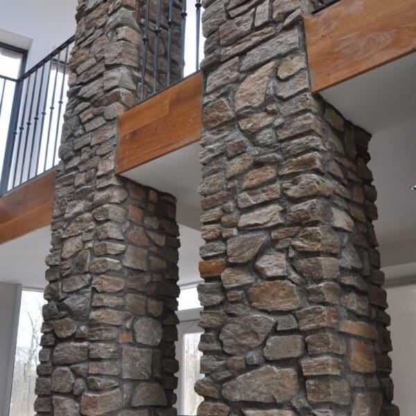 Pilaren voorzien van losse natuurstenen. Rocks Brons Rustiek.