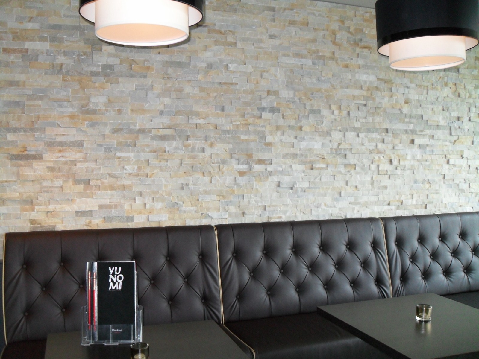 Natuursteenstrips Wit Kwartsiet - Lounge gedeelte Restaurant Yunomi te Zwolle.