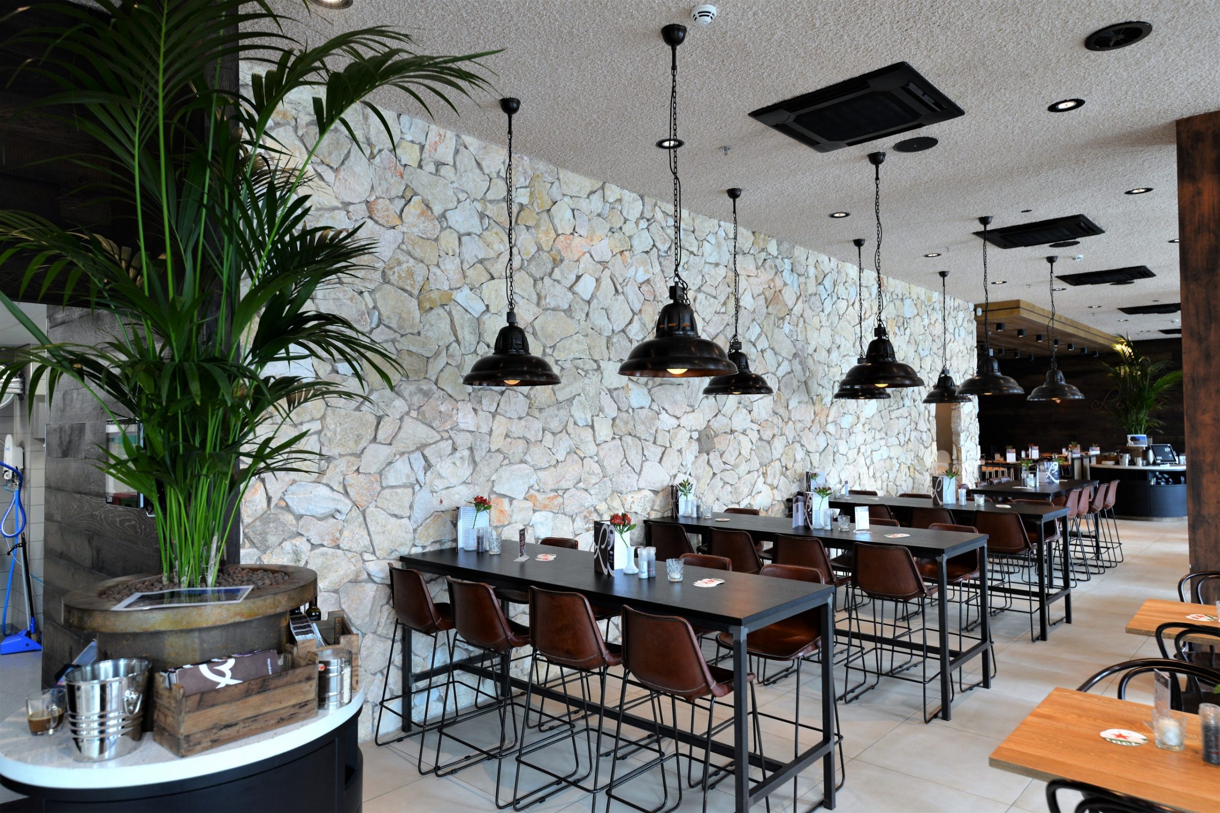 Restaurant Loetje Rotterdam - Natuurstenen muren1jpg