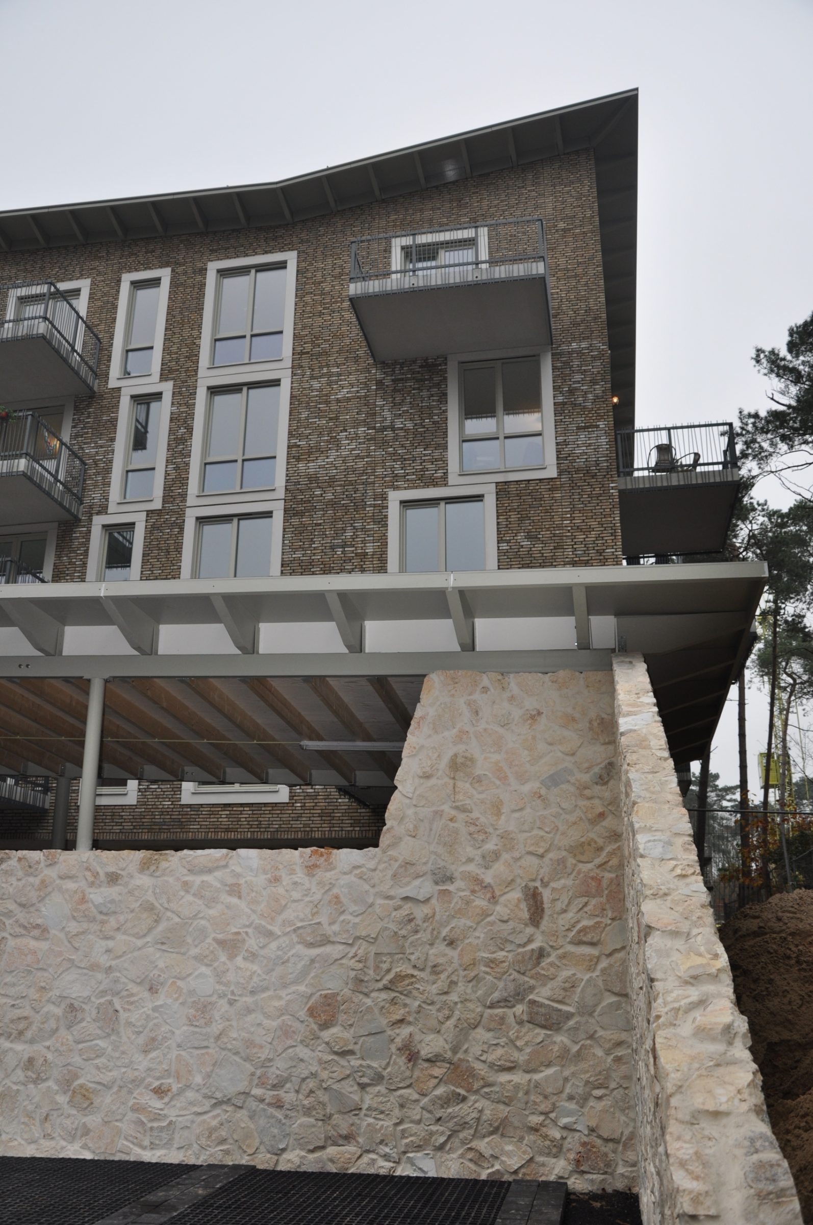Rocks Melan, Appartementen gebouw Kerckebosch - Natuurstenen muur.
 