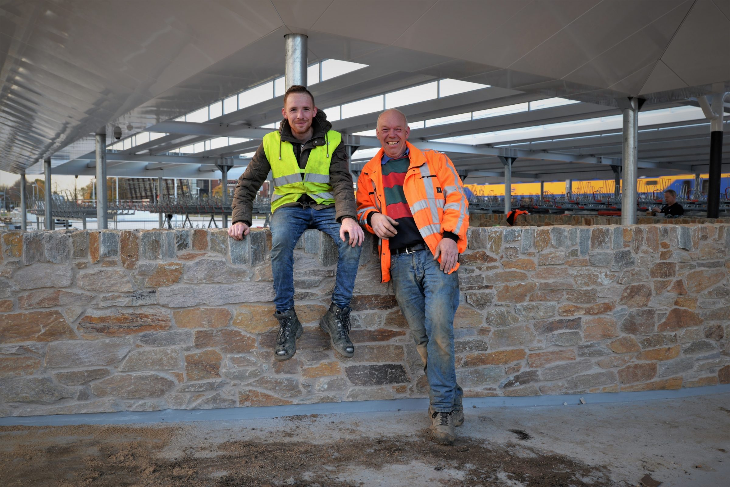 Natuurstenen muren - Station Wijchen.