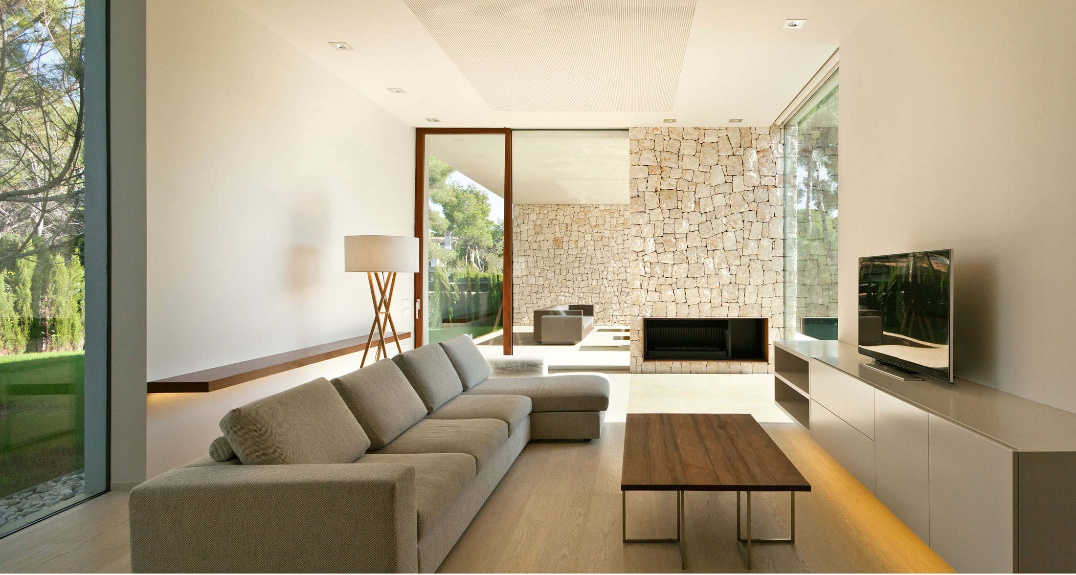 Rocks Ibiza, sfeervol, strak en ulta modern design. Natuursteen open haard.