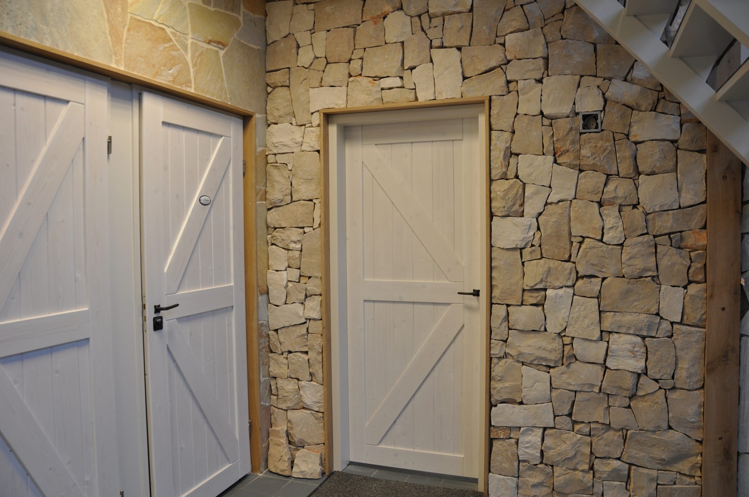 Rocks ibiza, entree showroom. Koud geplaatst.