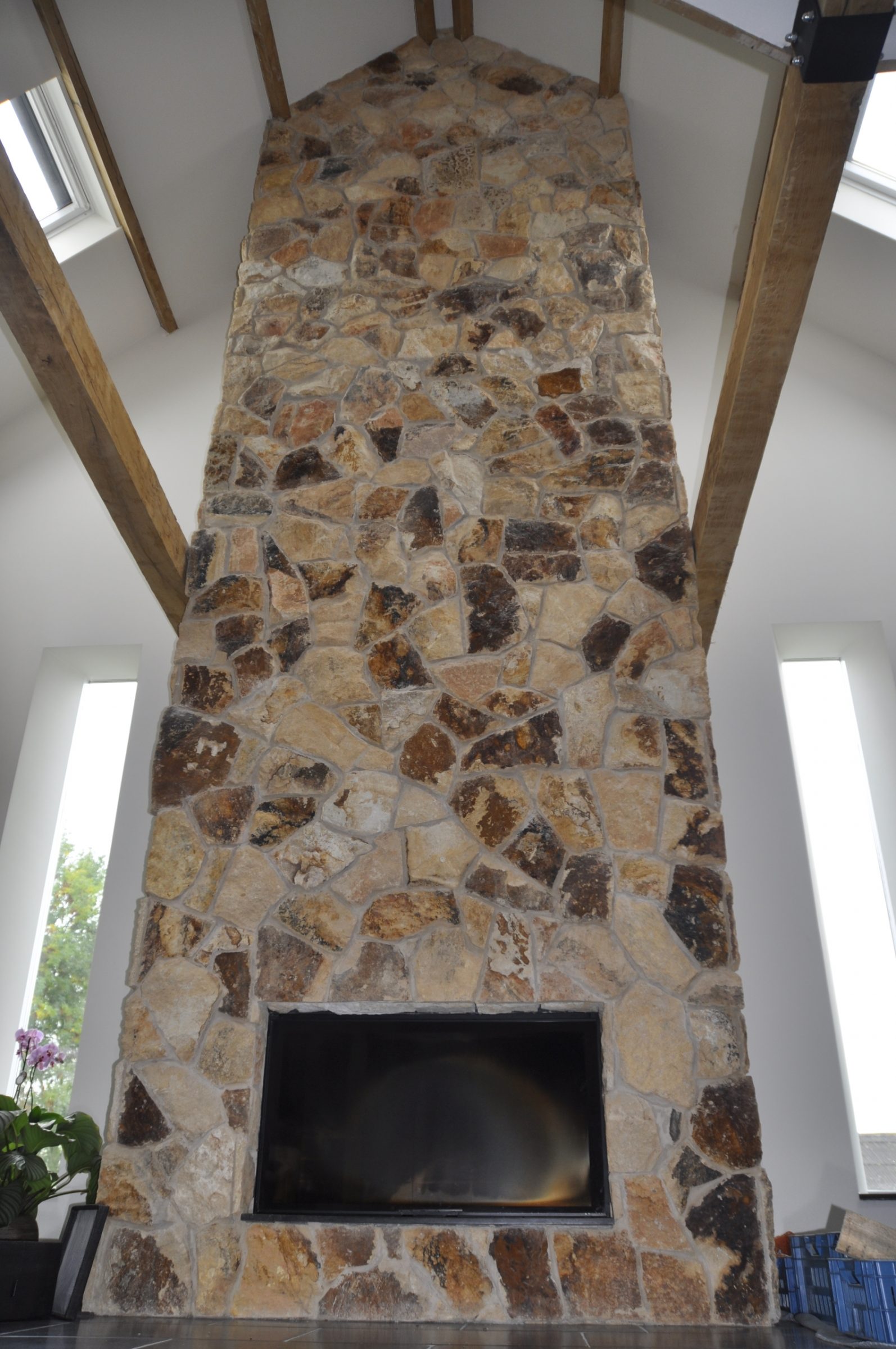 Openhaard voorzien van Rocks Mandris.