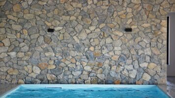 Natuursteenstrips bij zwembad | Jessica Nijdam van Jestyle