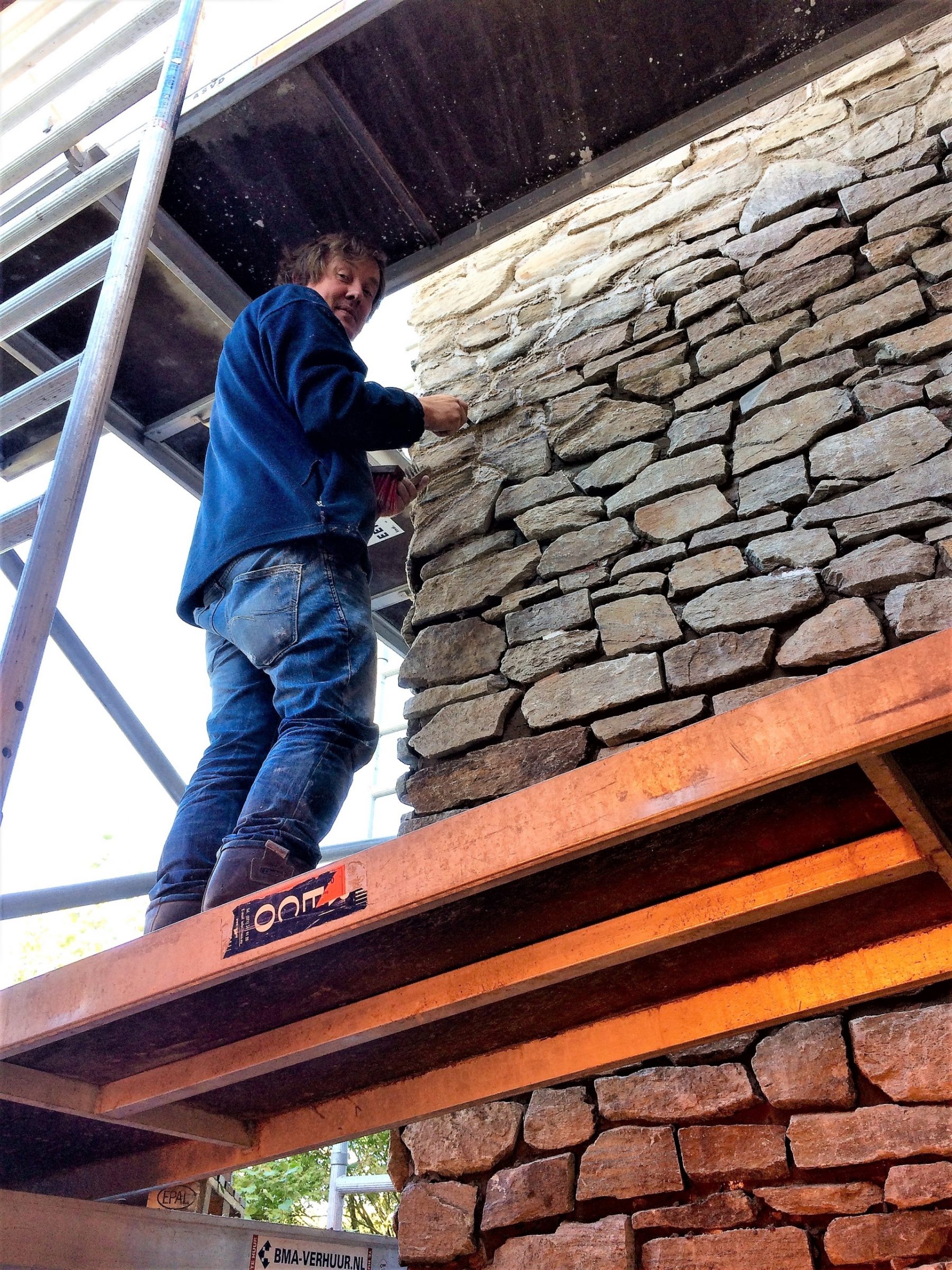 Rocks Steenstrips plaatsen op schoorsteen.