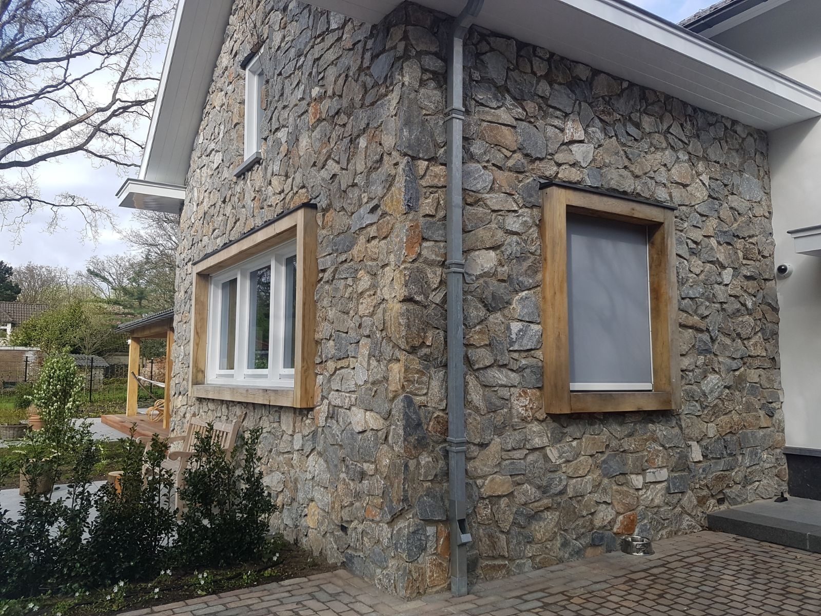 Rocks Steenstrips voorzijde huis.