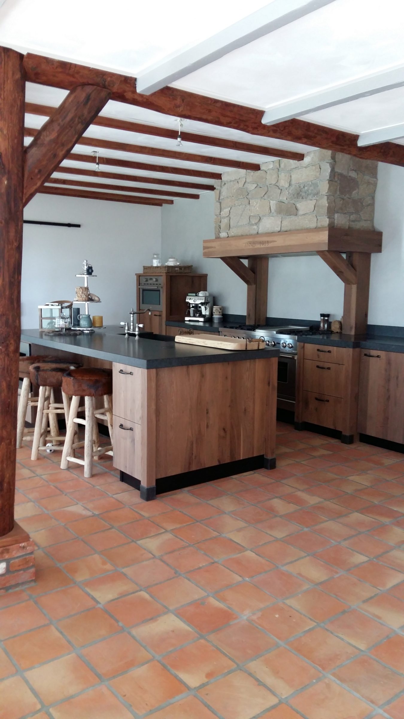 Stoere keuken Natuurstenen schouw