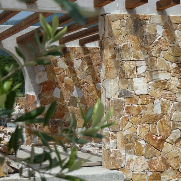 Rocks Pepe Steenstrips zorgen voor een mooie mediterrane uitstraling. Ideale wandbekleding met een beperkte dikte.
