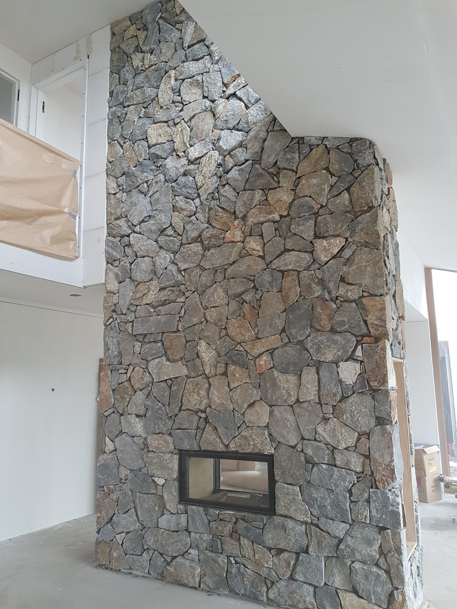 Rocks Akkron haard, koud geplaatst. Natuurstenen voor de open haard