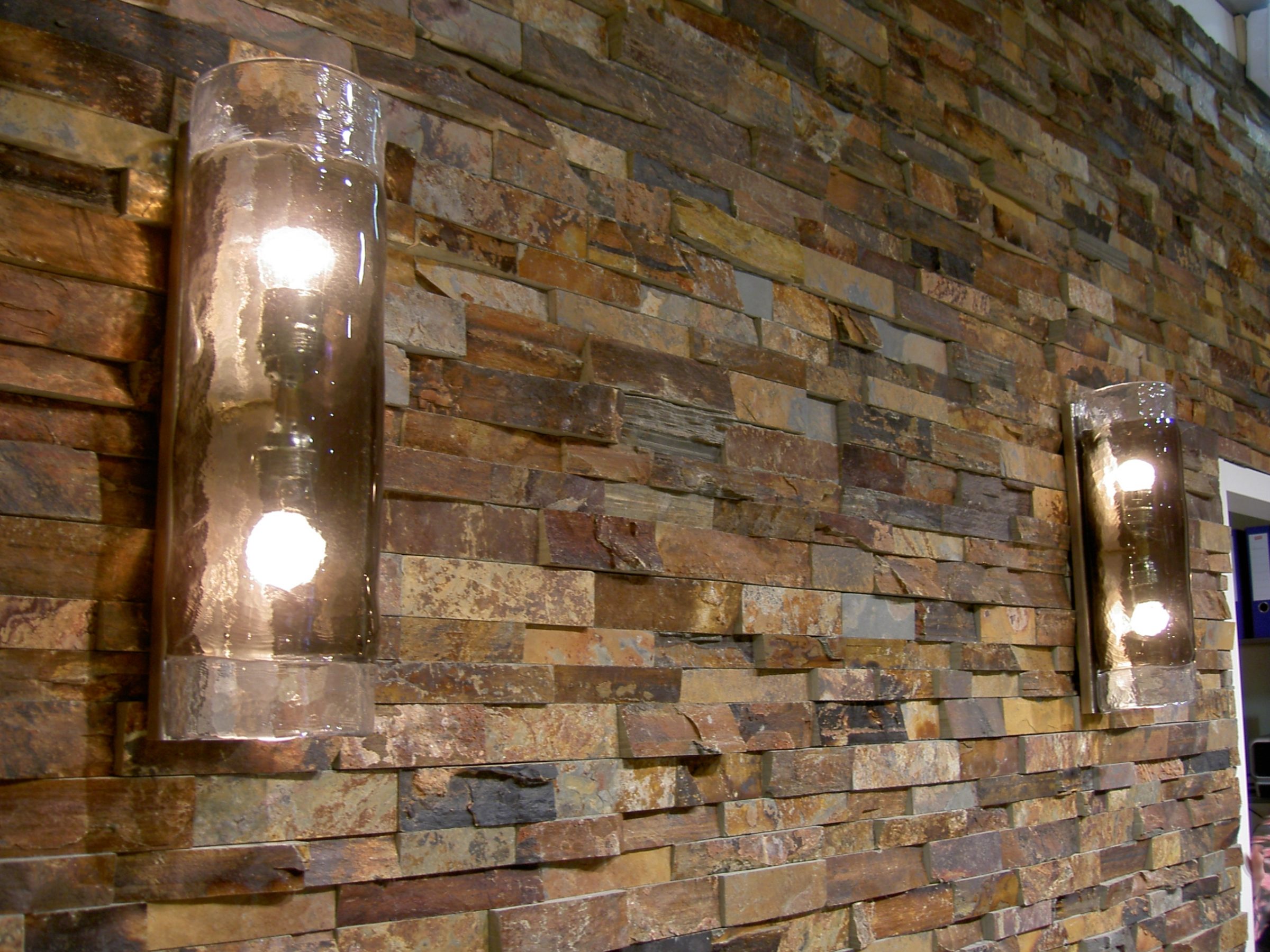 Sierstrips van natuursteen - wandbekleding luxe schoenenwinkel Buck A Boo.