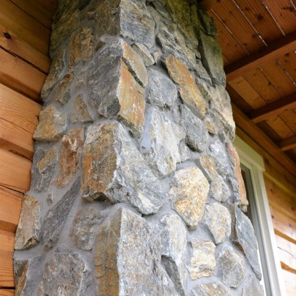 Natuursteenstrips Rocks op schoorsteen