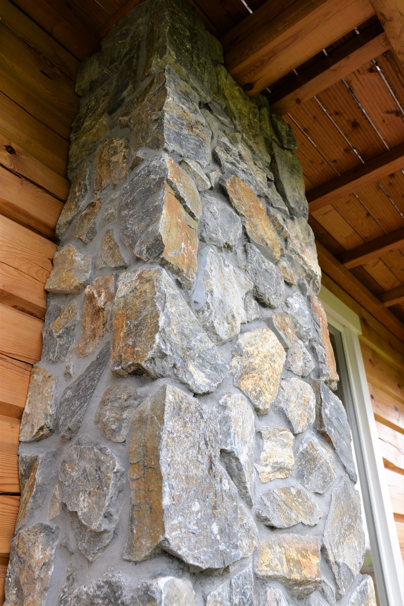 Natuursteenstrips Rocks op schoorsteen