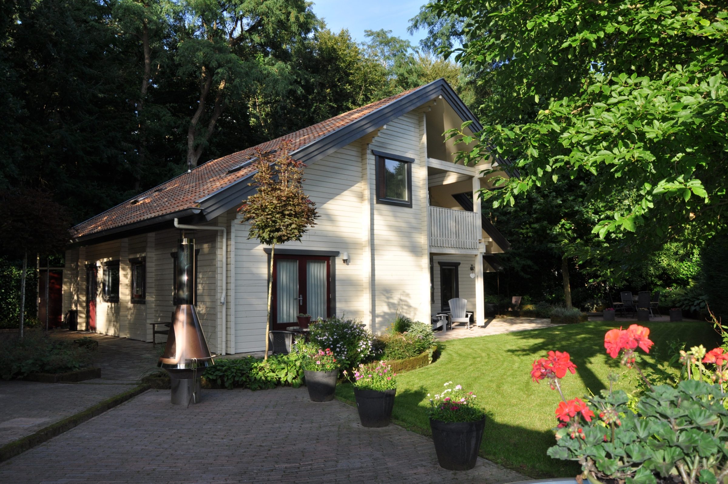Sfeer mediterrane villa - houten loghome met in de toekomst meer details met Natuursteen.