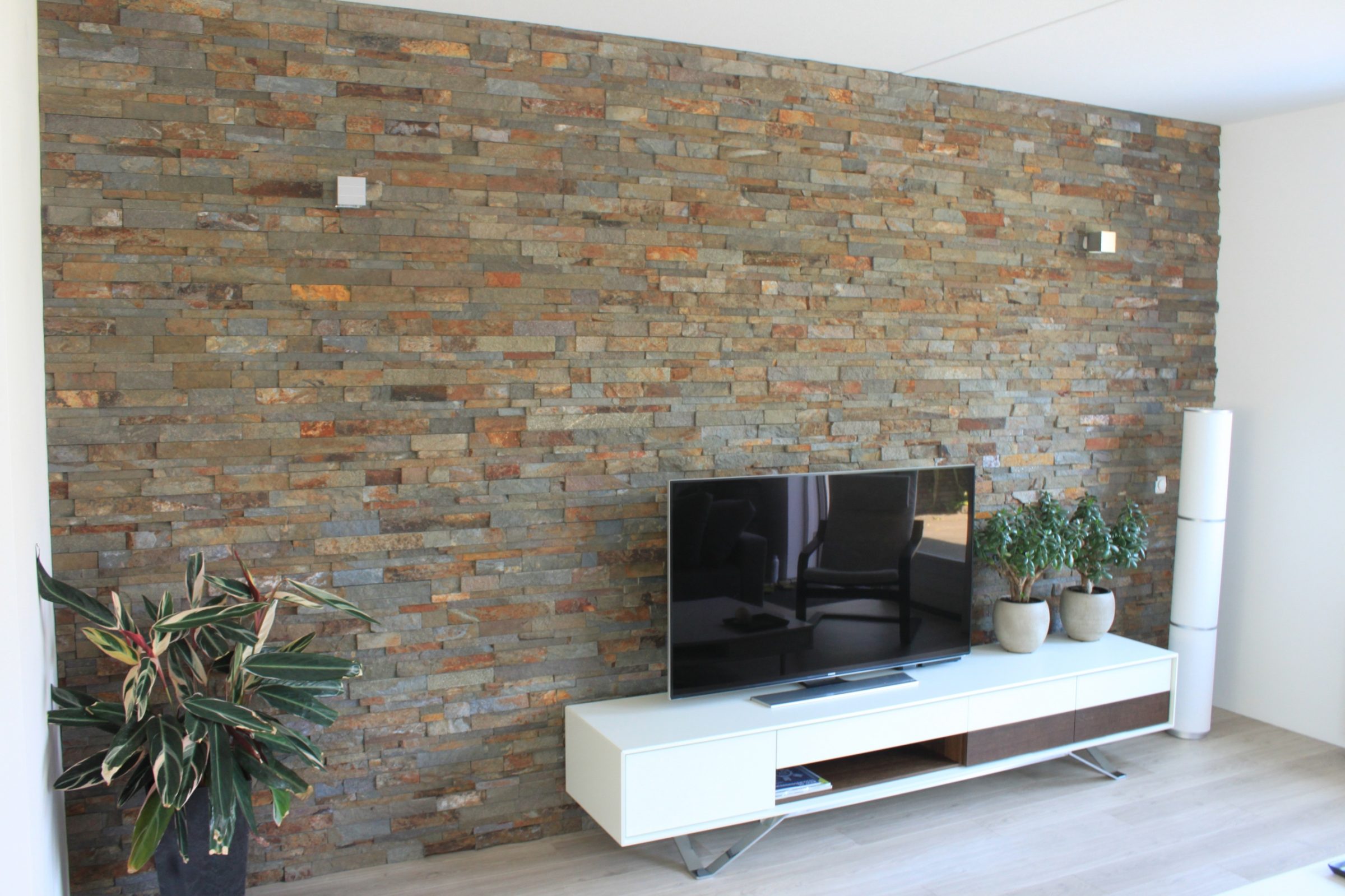 Wandbekleding - muur televisie - Steenstrips.