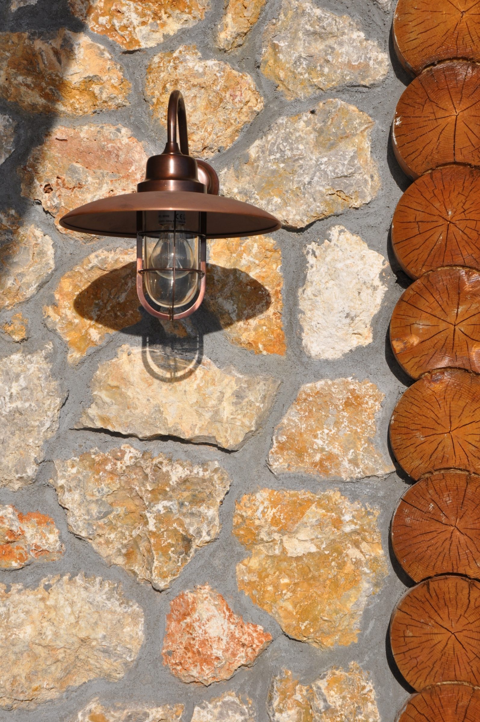 Wandbekleding Rocks met grijze voeg.