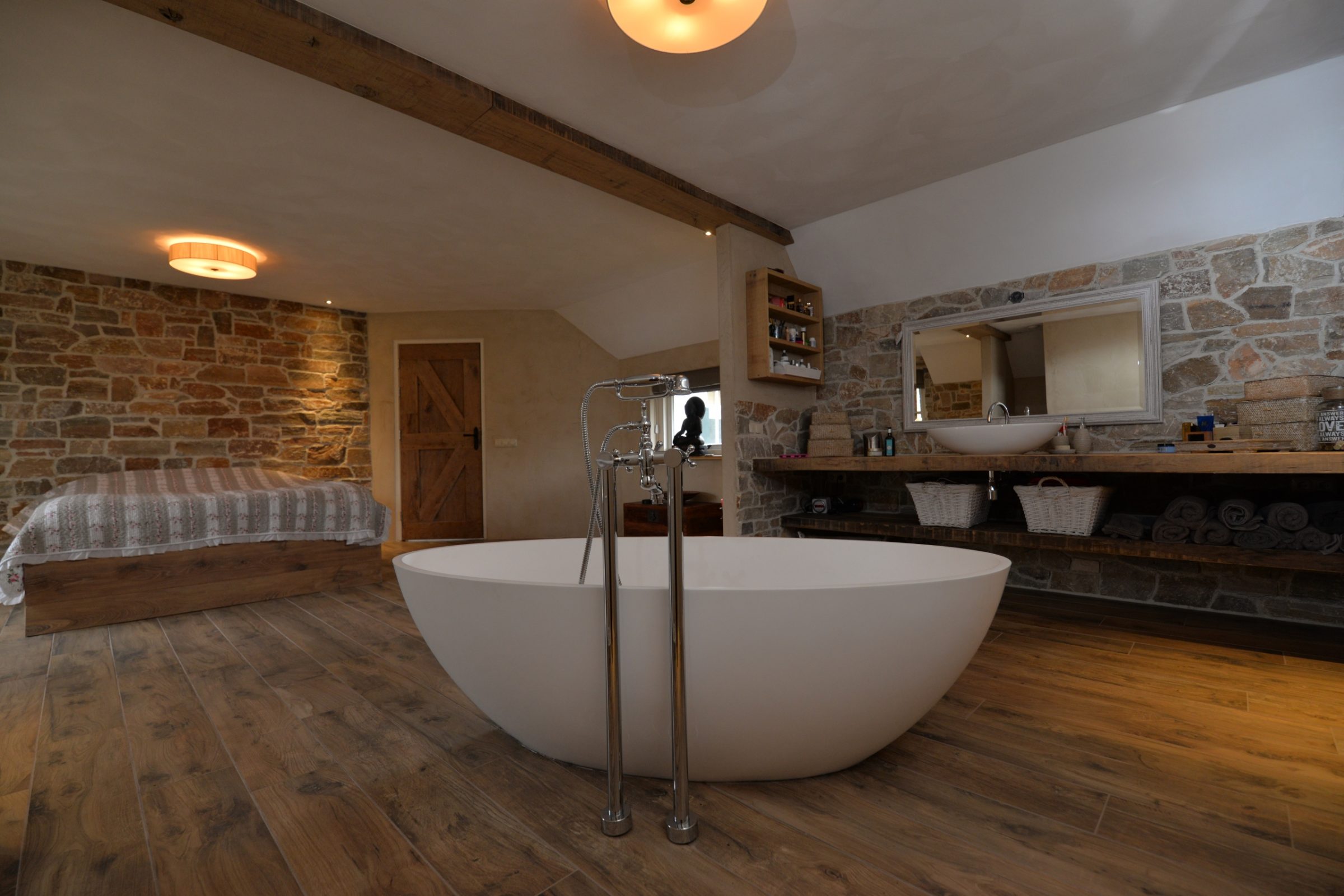 Luxe slaapkamer en badkamer voorzien van natuurstenen muren met Steenstrips.