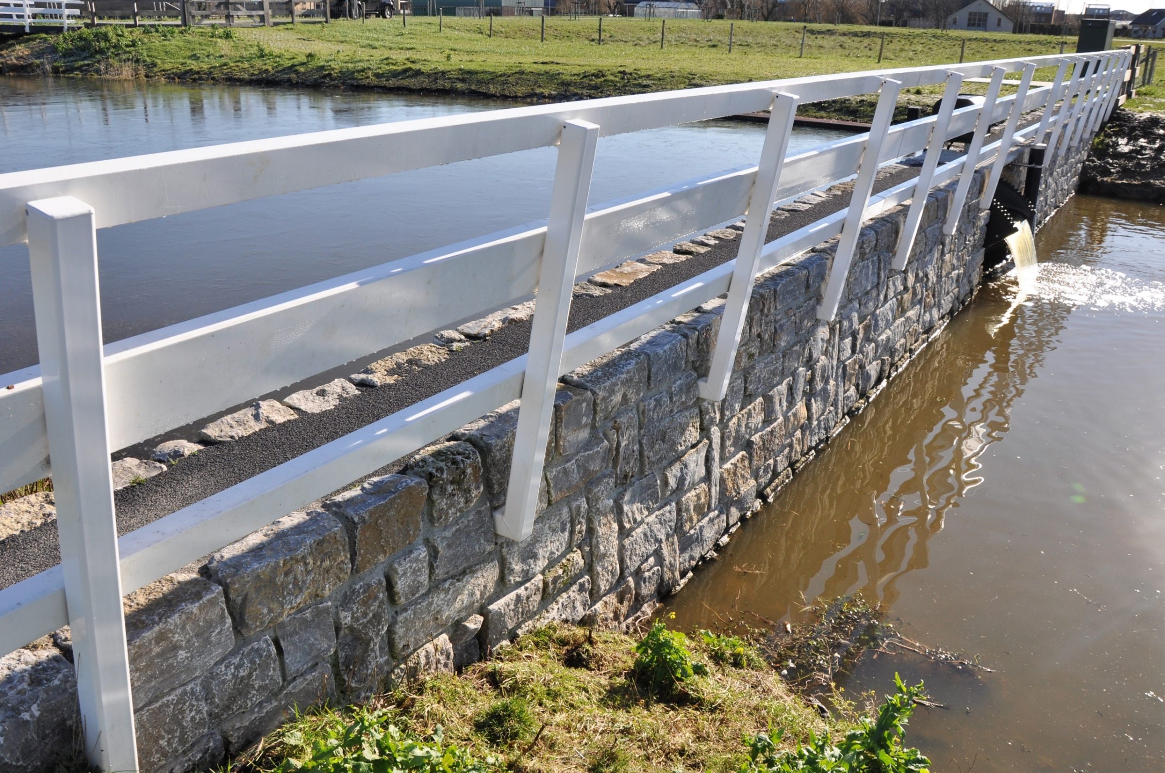 Projecten in - en aan het water - Sluis met natuurstenen aan de waterkant. Meer informatie: www.natuurstenen-muren.nl