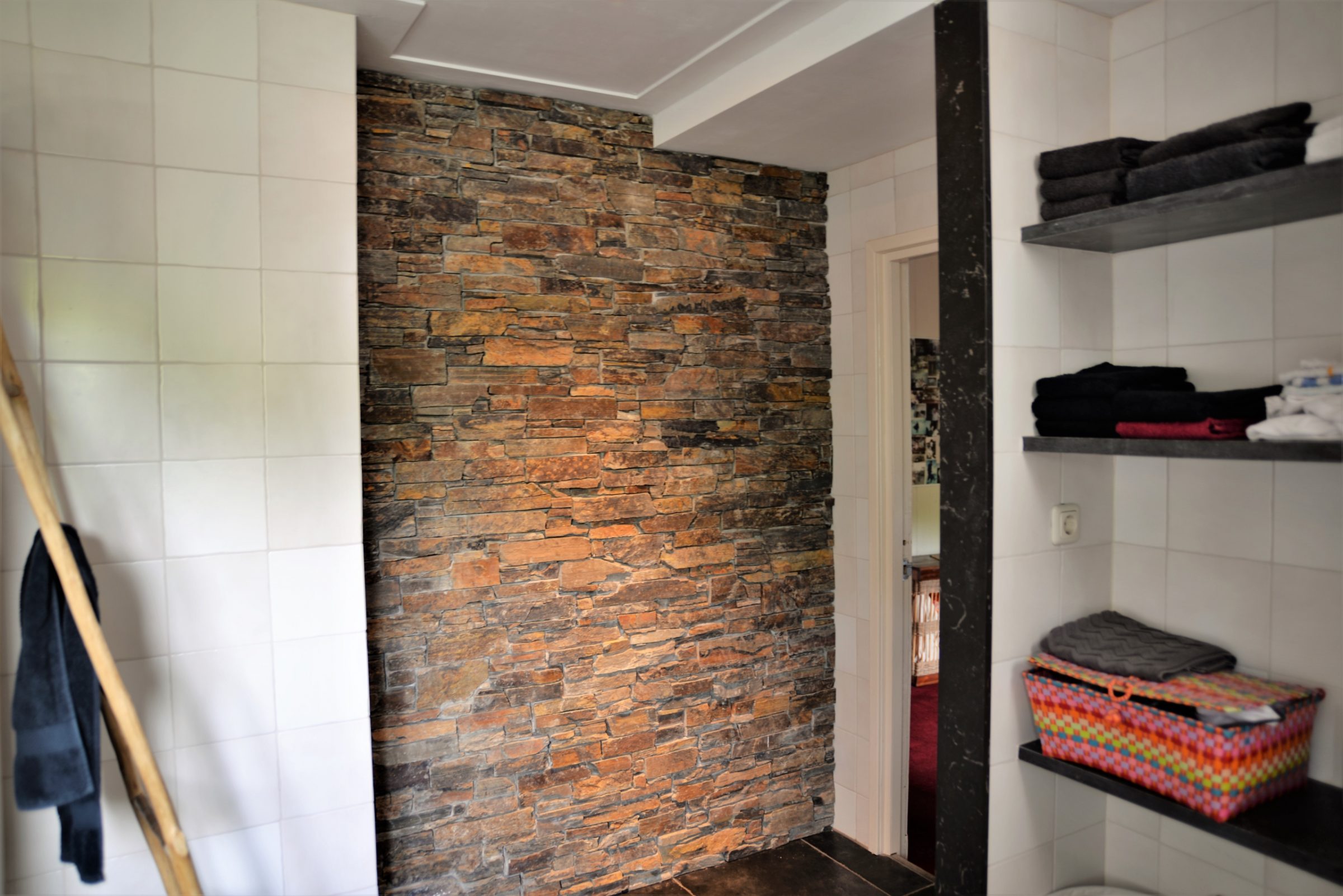 Steenpanelen Rustieke Lei. Prachtige muur in de badkamer.