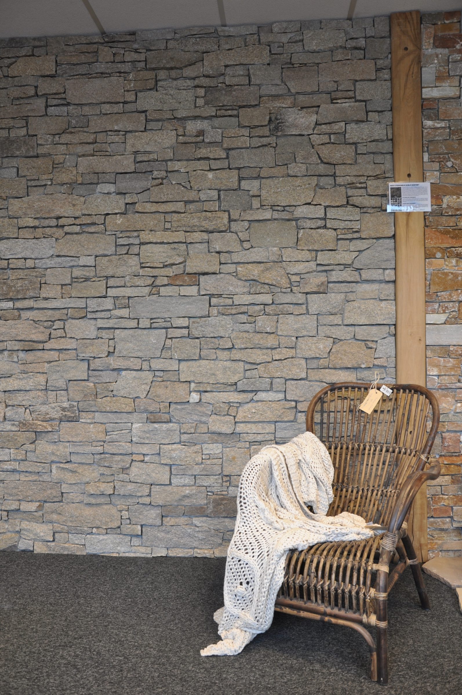 Showroomwand The Flagstone Company. Type zand.