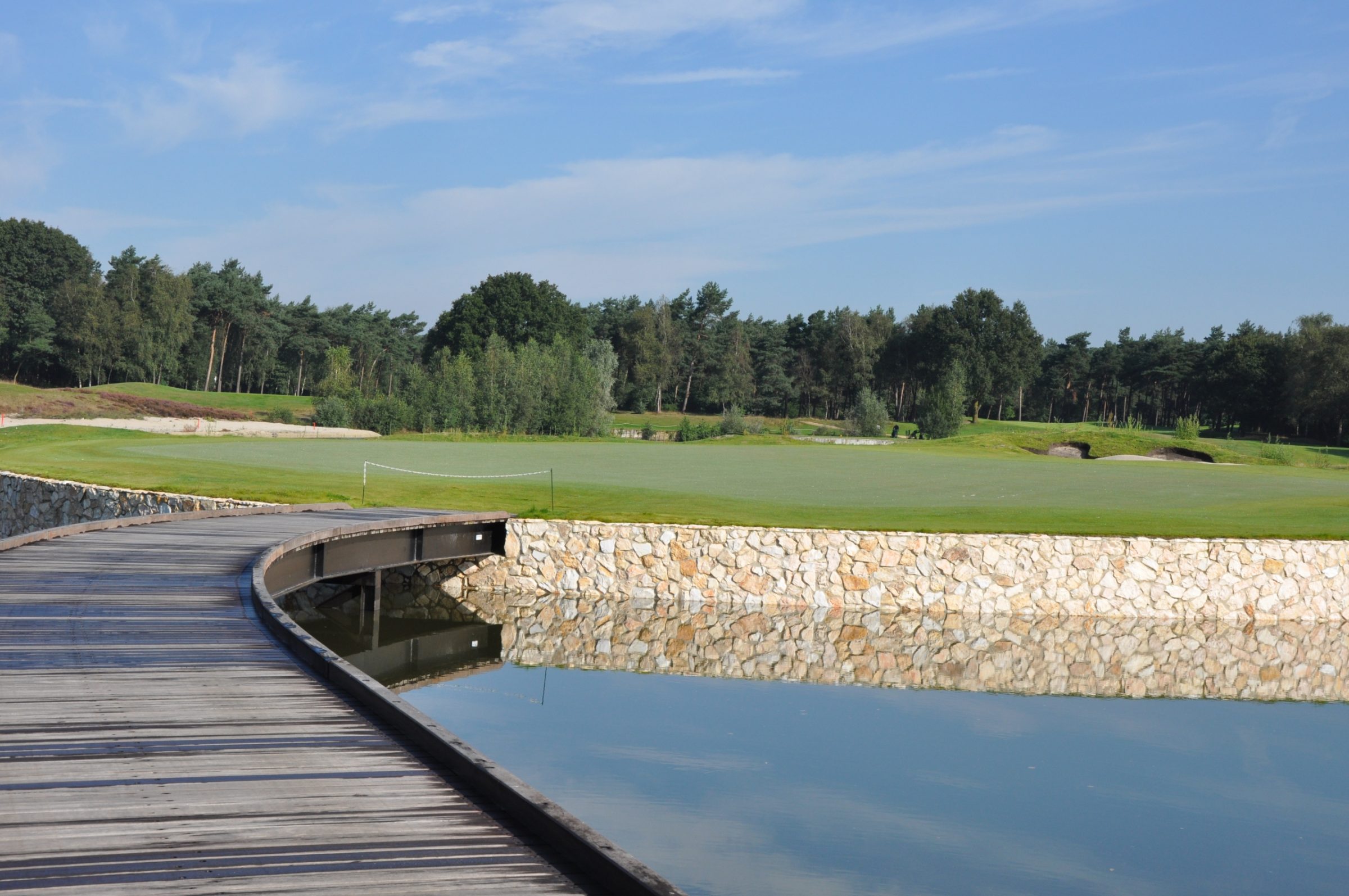 Rocks Melan steenstrips, wandbekleding golfclub - vijveromranding.