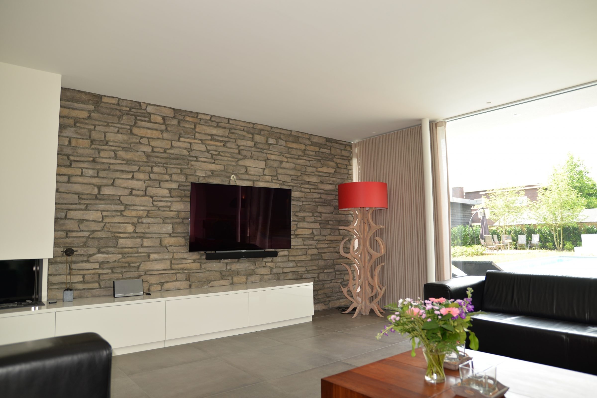 Steenstrip wand woonkamer.