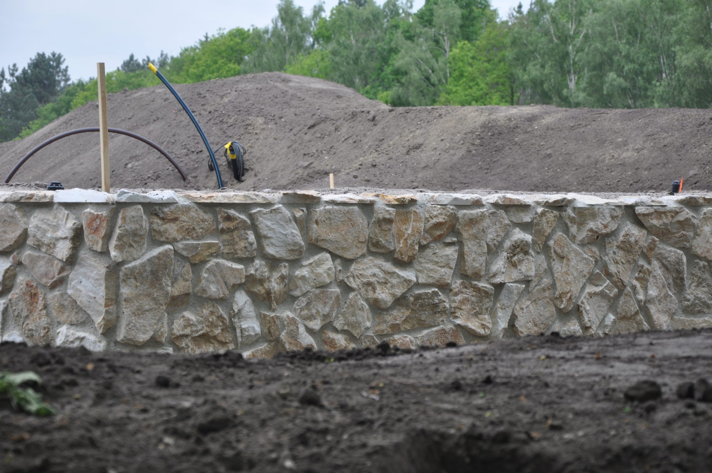 Steenstrips buitenmuur. Rocks Melan.